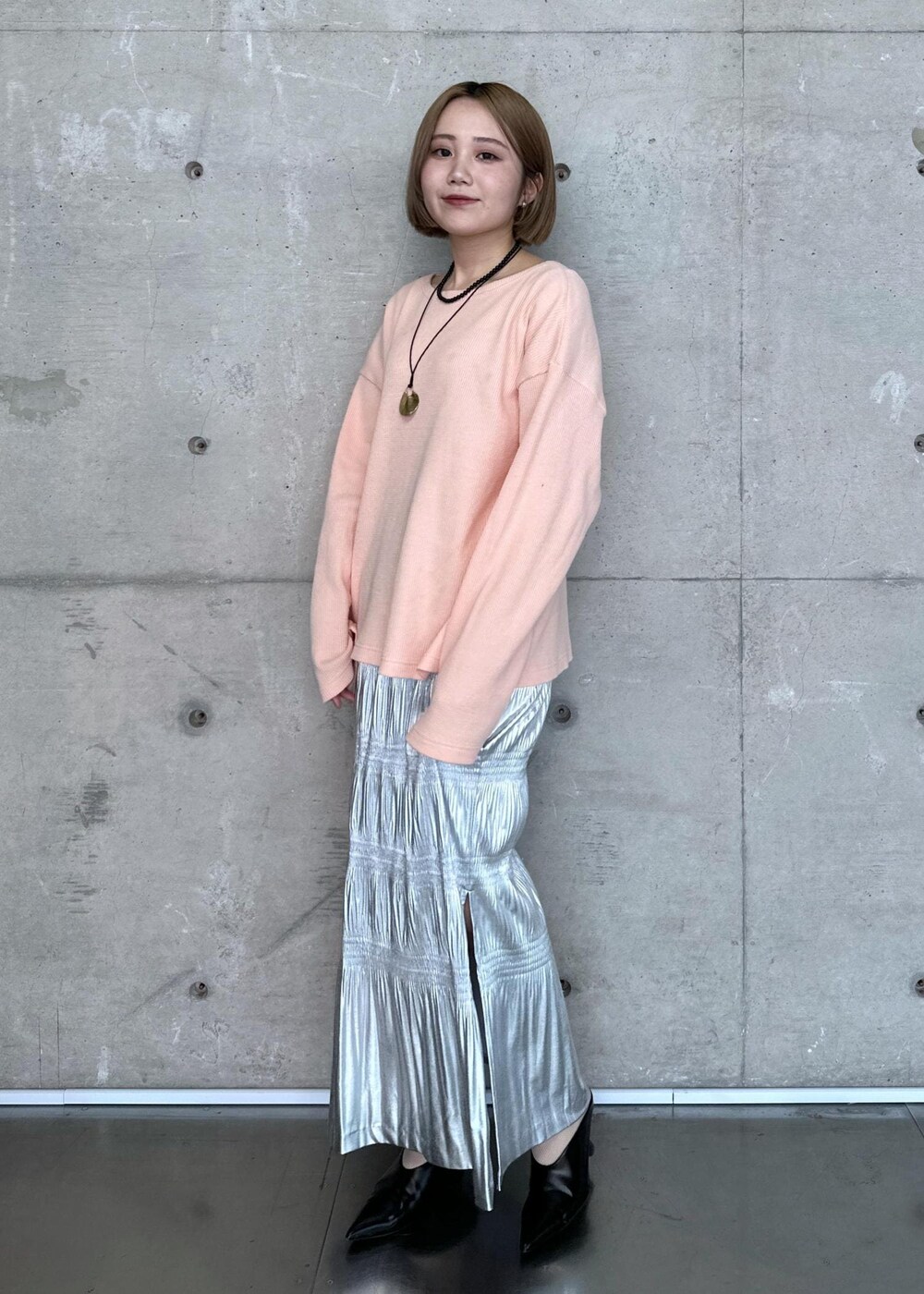 「骨格ストレート、ブルベ、ブルベ冬、ブルベ夏、レイヤード、シャーリング、プリーツ、プリーツスカート、miller、別注、シルバー、スカート、ピンク、コーラルピンク、ブラック」｜「MILLERの【Miller for ADAM ET ROPE'】別注WAFFLE L/S TEE（Tシャツ/カットソー、ピンク系）」を使った、きなさん（レディース・156cm）の春コーディネートの5枚目の写真