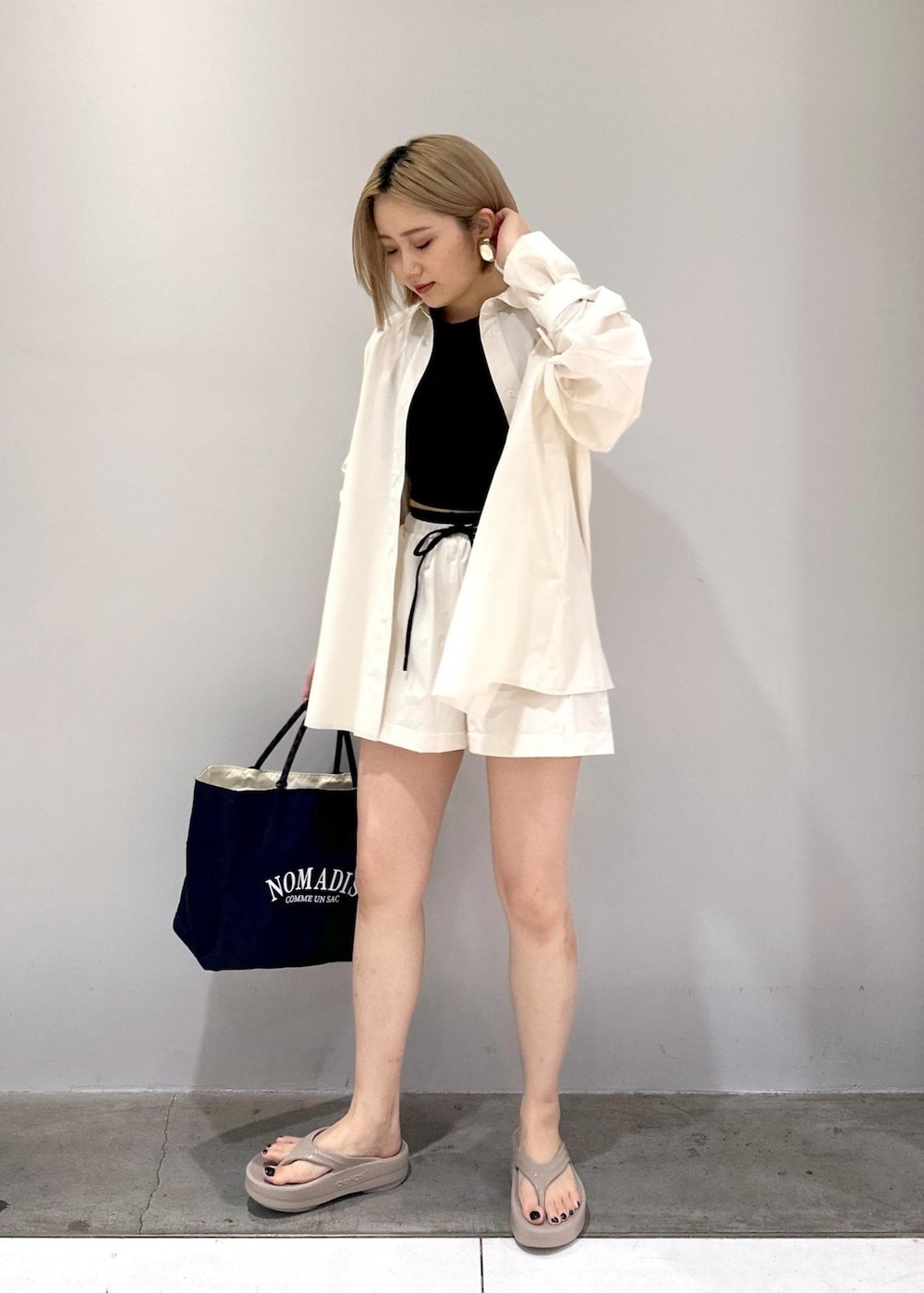 「シャツコーデ、ブルベ、ブルベ冬、ブルベ夏、水着、ラッシュガード、スイムウェア、OOFOS、NOMADIS、イヤリング、シルバーアクセサリー、サンダルコーデ、2024別注ITEM、トートバッグ、ホワイト」｜「NOMADISの【NOMADIS  for ADAM ET ROPE'】別注 SAC2 W TOTE BAG（トートバッグ、ブルー系）」を使った、きなさん（レディース・156cm）の春コーディネートの2枚目の写真
