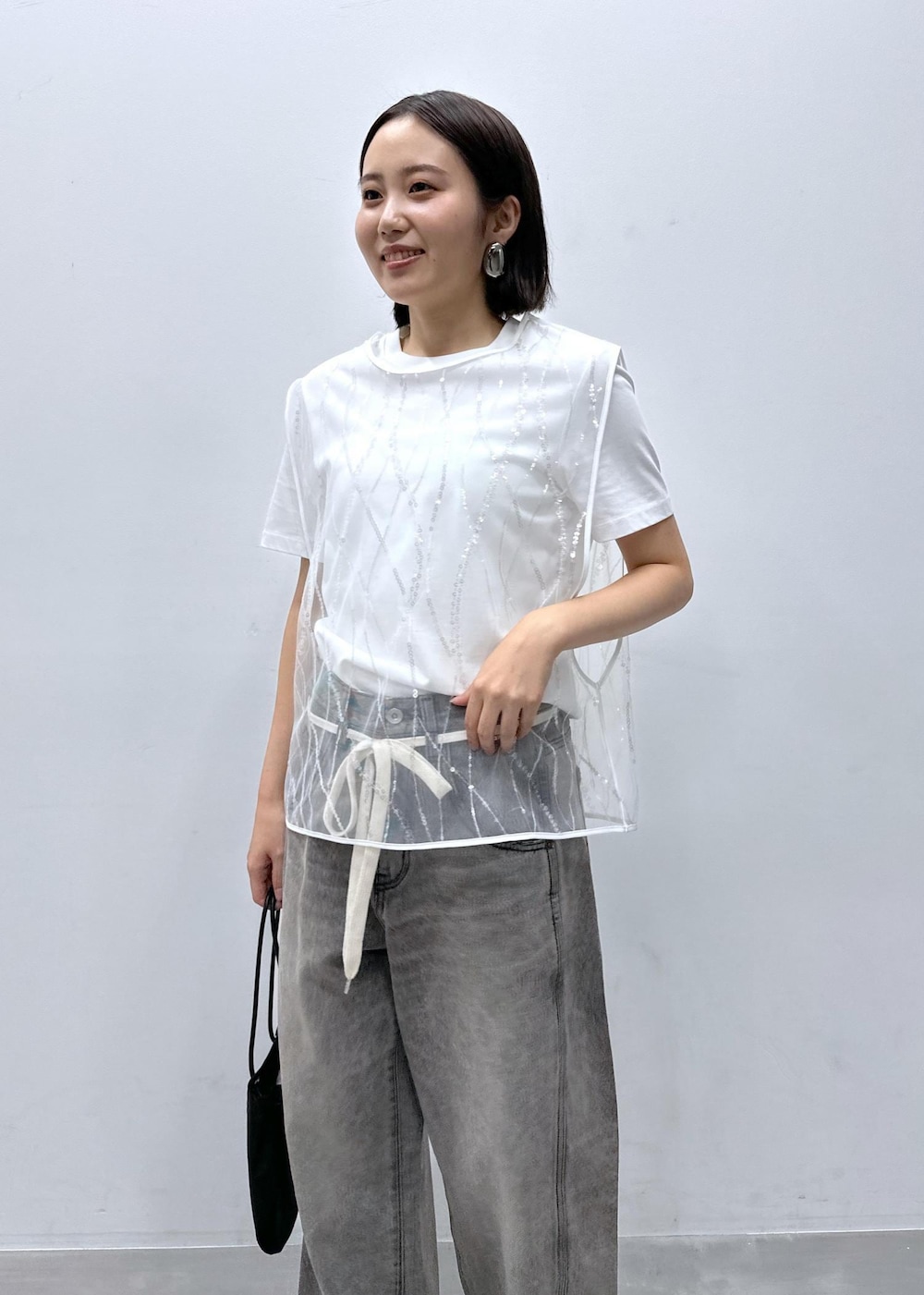 「ブラック、ショルダーバッグ、ミニ、スクエア、チェーンバッグ、スクエアバッグ、ホワイト、プルオーバー、Tシャツ、半袖、クルーネック、グレー、デニム、ワイド、十分丈」｜「ADAM ET ROPE'の【サステナブル】スパンコールチュールｘボーダーコンビプルオーバー（ニット/セーター、ホワイト系）」を使った、きなさん（レディース・156cm）の夏コーディネートの3枚目の写真