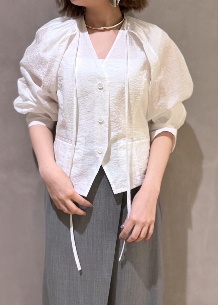 「ブルベ、骨格ストレート、ブルベ冬、ブルベ夏、シルバーアクセ、シルバー、サンダルコーデ、サンダル、チョーカー、スカート、スカートコーデ、ブラウスコーデ、ベストコーデ、きれいめ、きれいめコーデ」|「ADAM ET ROPE'のメタルカーブチョーカー(チョーカー、シルバー系)」を使った、きなさん(レディース・156cm)の春コーディネートの4枚目の写真