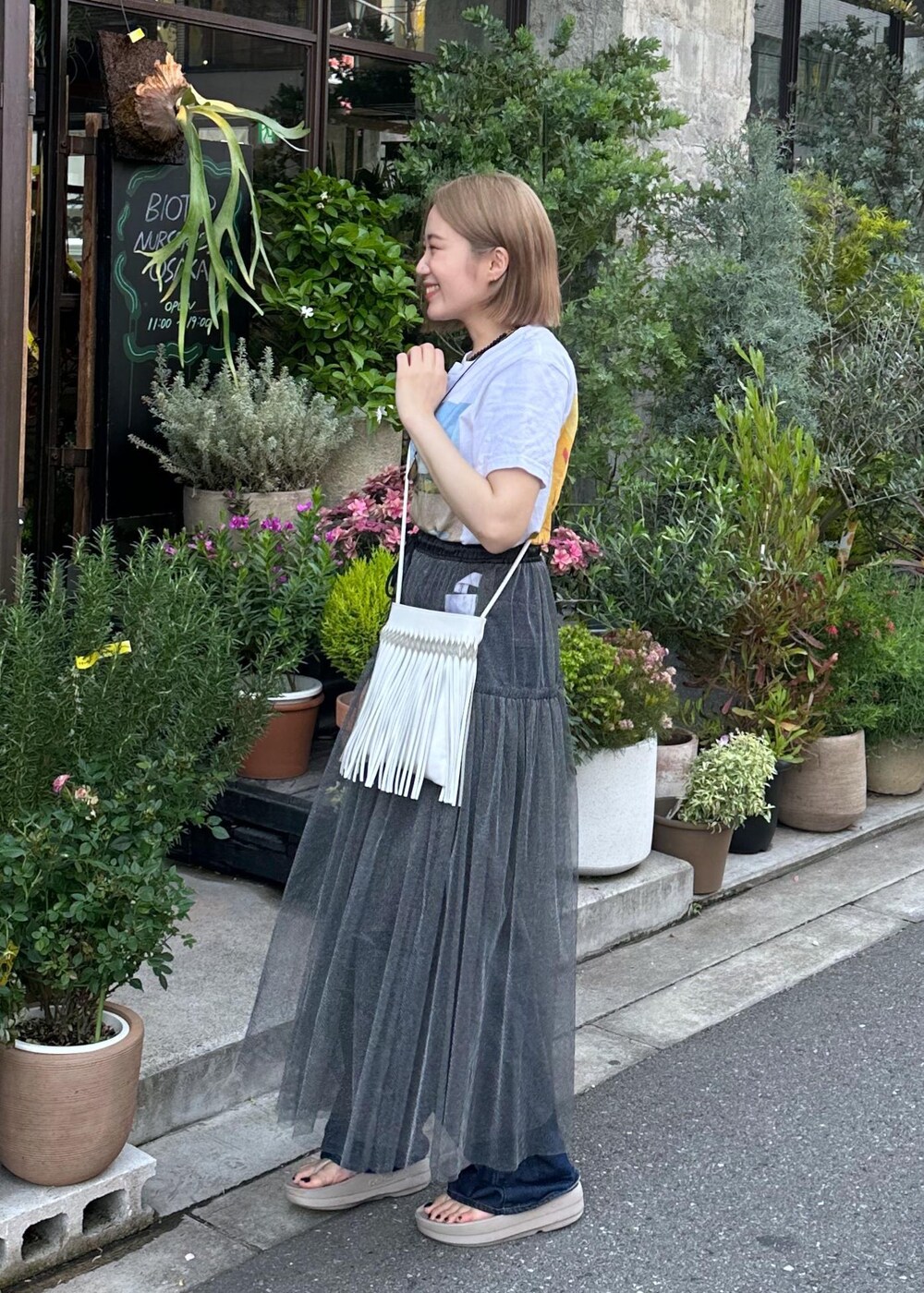「休日コーデ、デニムコーデ、needby、tang tang、Tシャツ、Tシャツコーデ、別注、カジュアル、カジュアルコーデ、SDGs、サステナブル、低身長、骨格ストレート、ブルべ、きれいめ」｜「ADAM ET ROPE'の【TANGTANG for ADAM ET ROPE'】別注GASATANG  MINIUYUNIGT-877(THISCAROFMINE)（Tシャツ/カットソー、ホワイト系）」を使った、きなさん（レディース・156cm）の春コーディネートの3枚目の写真