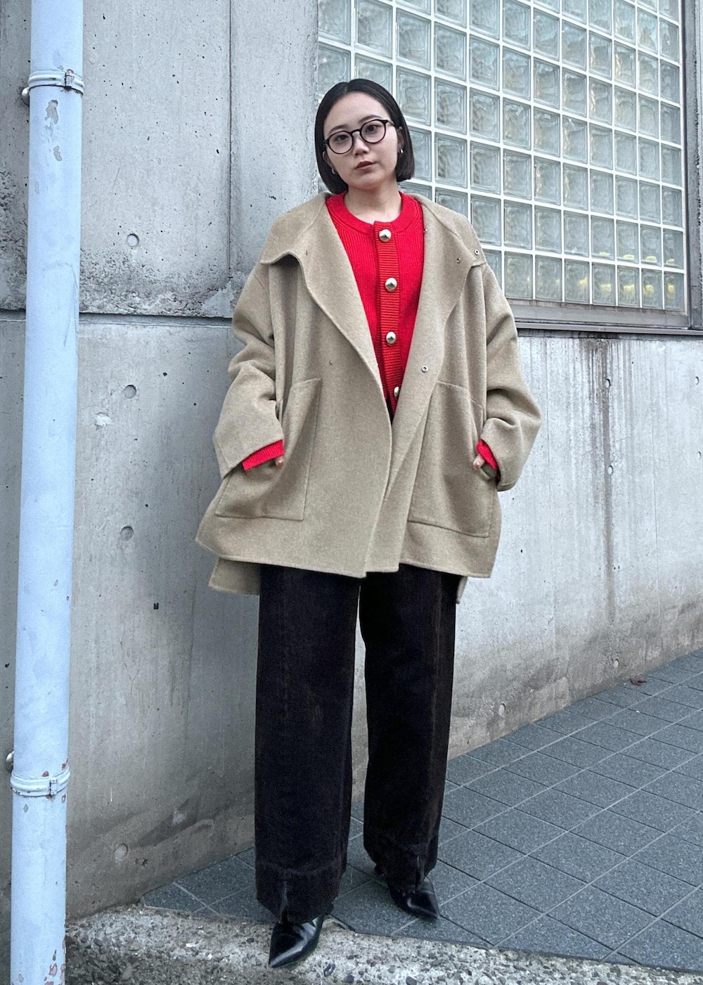 「カジュアル、金ボタン、ボタン、ニット、ランダムニット、リバー、リバーコート、ウール、ウールコート、冬、冬コート、アウター、ベージュ、レッド、赤」｜「ADAM ET ROPE'の【WEB限定】・【サステナブル】・【新色追加】BIGボタンニットカーディガン（カーディガン/ボレロ、レッド系）」を使った、きなさん（レディース・156cm）の冬コーディネートの2枚目の写真