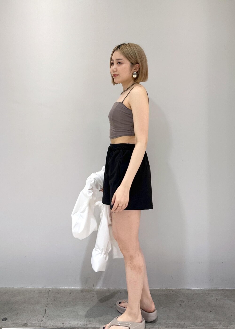 「水着、スイムウェア、キャミ、イヤリング、ショートパンツ、春夏コーデ、夏コーデ、低身長コーデ、低身長、骨格ストレート、ブルベ、ブルベ冬、夏、ホワイト、長袖」｜「Sisi Joiaの【Sisi Joia/シシジョイア】CANCALE necklace（ネックレス、ブルー系）」を使った、きなさん（レディース・156cm）の春コーディネートの8枚目の写真
