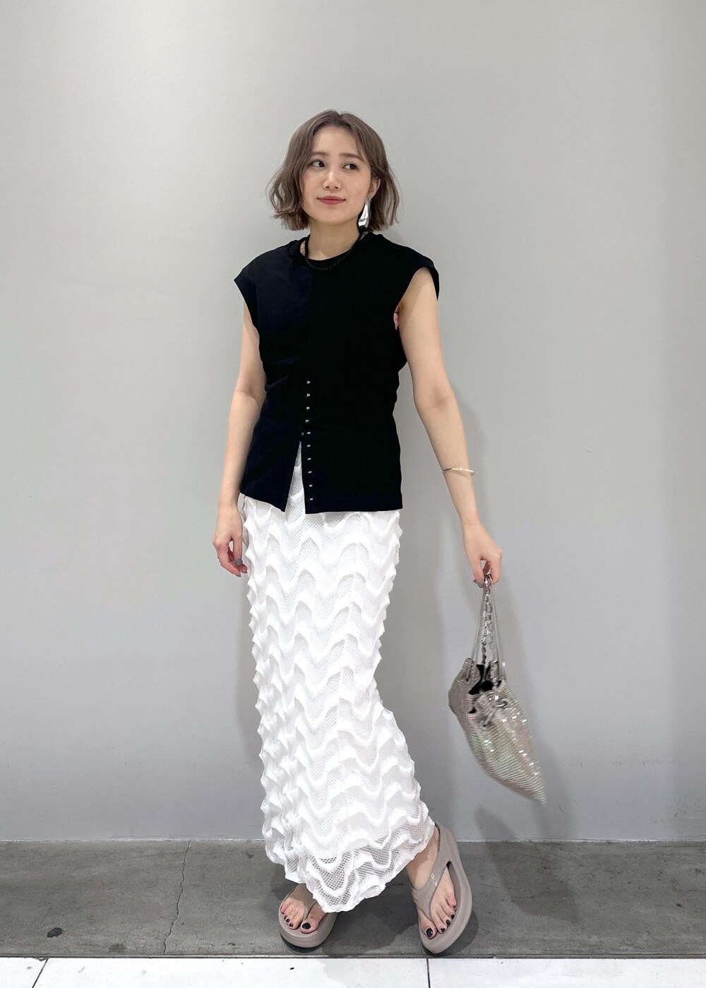 「骨格ストレート、ブルベ冬、ブルベ夏、ブルベコーデ、骨格ストレートコーデ、春夏コーデ、シルバー、ホワイト、スカートコーデ、ノースリーブ、OOFOS、サンダル、厚底、ベージュ、ブラウン」｜「ADAM ET ROPE'のニュアンスオーバルバングル（バングル/リストバンド、シルバー系）」を使った、きなさん（レディース・156cm）の春コーディネートの7枚目の写真
