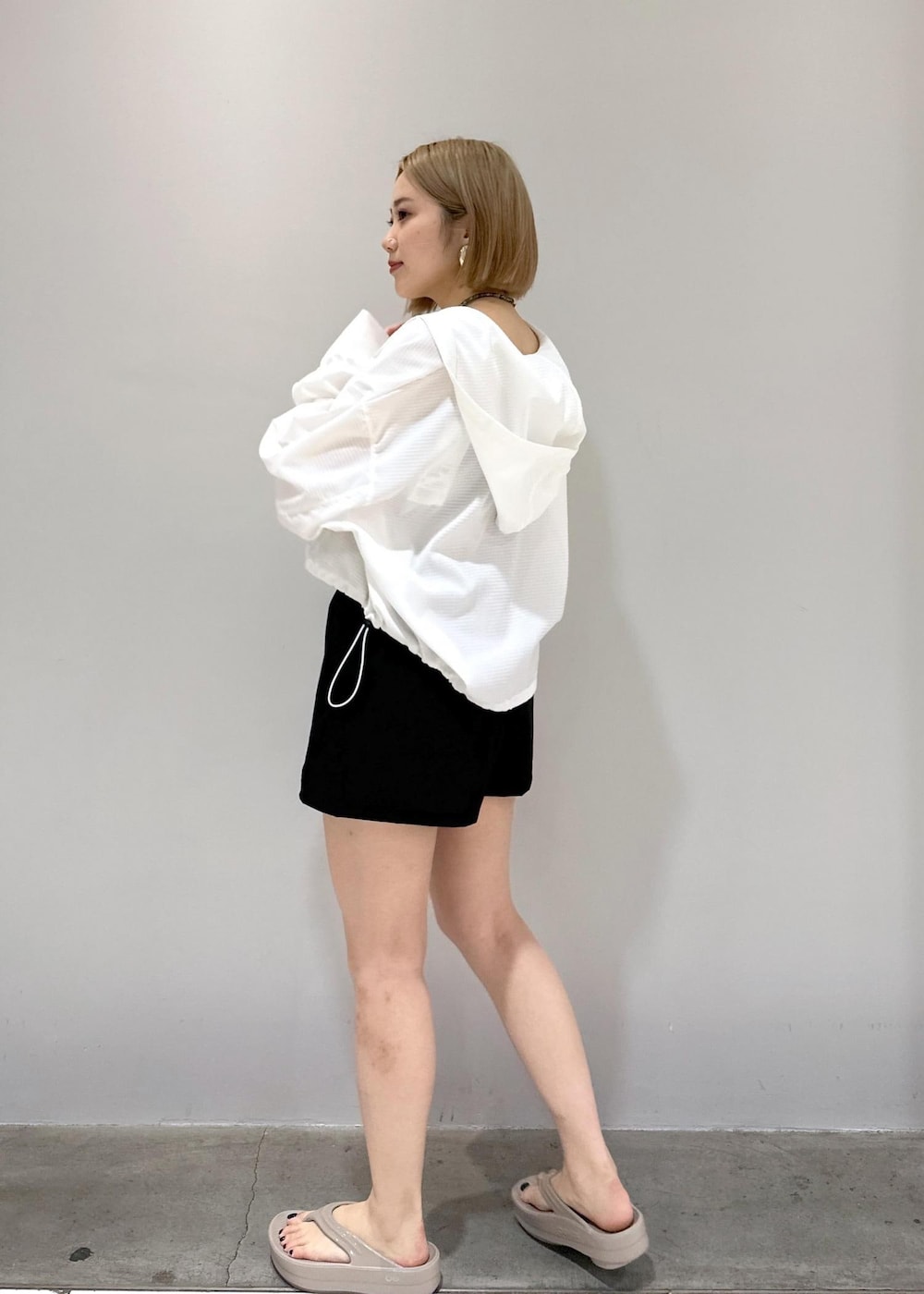 「水着、スイムウェア、キャミ、イヤリング、ショートパンツ、春夏コーデ、夏コーデ、低身長コーデ、低身長、骨格ストレート、ブルベ、ブルベ冬、夏、ホワイト、長袖」｜「Sisi Joiaの【Sisi Joia/シシジョイア】CANCALE necklace（ネックレス、ブルー系）」を使った、きなさん（レディース・156cm）の春コーディネートの4枚目の写真