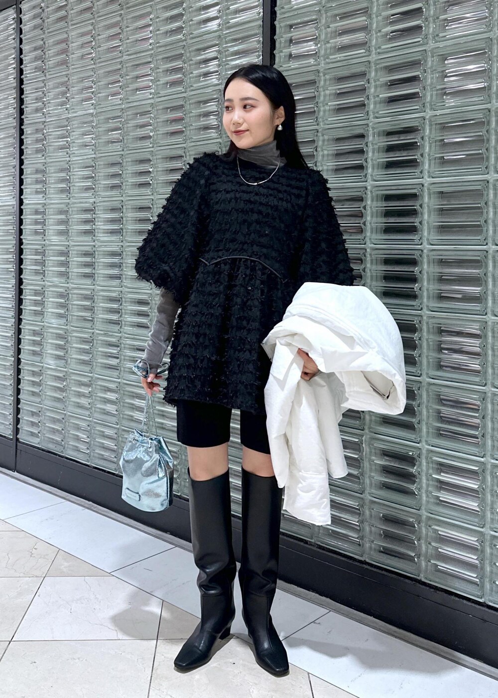 「シルバー、メタリック、ベロア、ジャガード、SNaPMeAward23w、FEMME、SDGs、サステナブル、骨格ストレート、ブルべ、きれいめ、きれいめカジュアル、カジュアル、フェミニン、オケージョン」|「ADAM ET ROPE'のナロースクエアトゥロングブーツ(ブーツ、ブラック系)」を使った、きなさん(レディース・156cm)の冬コーディネートの8枚目の写真