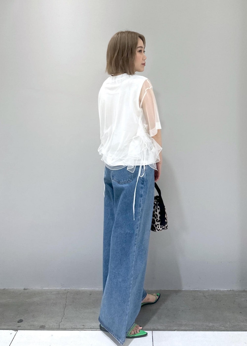 「骨格ストレート、ブルベ、ブルベ冬、ブルベ夏、チュール、シアー、シアーコーデ、GANNI、バッグ、デニムコーデ、サンダルコーデ、デニム」|「NEEDBY heritageの【NEEDBY for ADAM ET ROPE'】別注WIDE DENIM(デニムパンツ、ブルー系)」を使った、きなさん(レディース・156cm)の春コーディネートの6枚目の写真