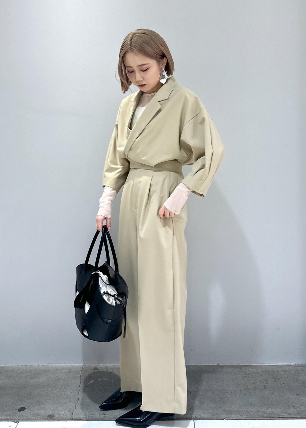 「ブラック、グレー、ハンドバッグ、トートバッグ、巾着、ホワイト、ベージュ、ポシェット、プルオーバー、カットソー、リボン、セットアップ、ウエストリボン、パンツ、スカート」|「ADAM ET ROPE'の【サステナブル】ニットバージョンベアキャミ(キャミソール、ホワイト系)」を使った、きなさん(レディース・156cm)の春コーディネートの4枚目の写真