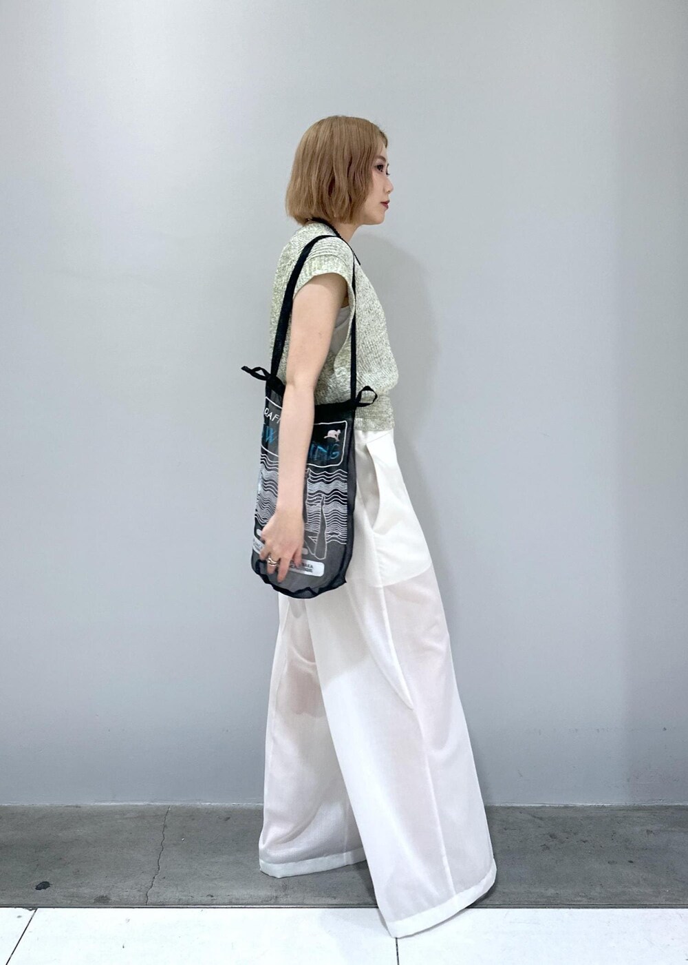 「骨格ストレート、ブルベ、ブルベ冬、夏、ベスト、シルバー、イヤリング、OOFOS、ベストコーデ、ロンパース、オールインワンコーデ、ロンパースコーデ、ブラック、グレー、ショルダーバッグ」|「ADAM ET ROPE'の【サステナブル・洗える】ペーパーヤーンミックスニットベスト(ベスト、イエロー系)」を使った、きなさん(レディース・156cm)の春コーディネートの4枚目の写真