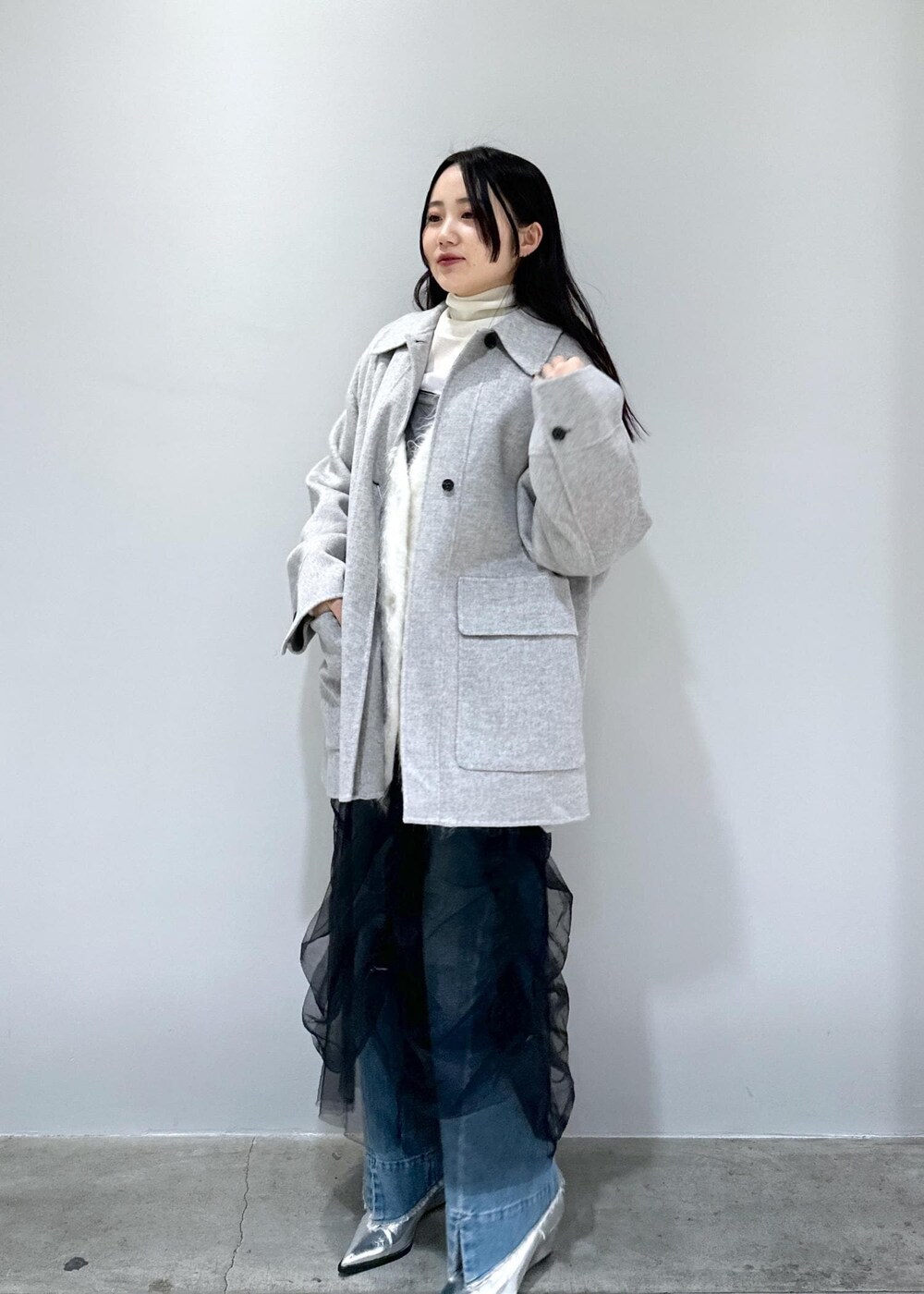 「カーディガン、モヘヤ、チュール、シアー、デニム、パンプス、コート、ジャケット、リバー、タートルネック、タートル、ラベンダー、キャミ、キャミソール、カップ付きキャミ」|「ADAM ET ROPE'のモヘヤカーディガン(カーディガン/ボレロ、ホワイト系)」を使った、きなさん(レディース・156cm)の冬コーディネートの3枚目の写真
