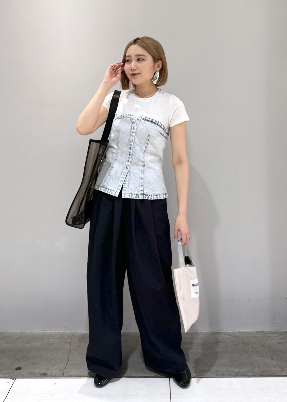 「デザインTOPS、クリアバッグ、ローファー、Tシャツ、Hanes、BIOTOP、晴雨兼用、日傘、雨傘、梅雨、梅雨コーデ、レイン、カラー、撥水、骨格ストレート」｜「ADAM ET ROPE'の【サステナブル・晴雨兼用・男女兼用・U-DAY for ADAM ET ROPE'】[ADMERP] UMBRELLA60 with tote / 折りたたみ傘（折りたたみ傘、ホワイト系）」を使った、きなさん（レディース・156cm）の夏コーディネートの3枚目の写真