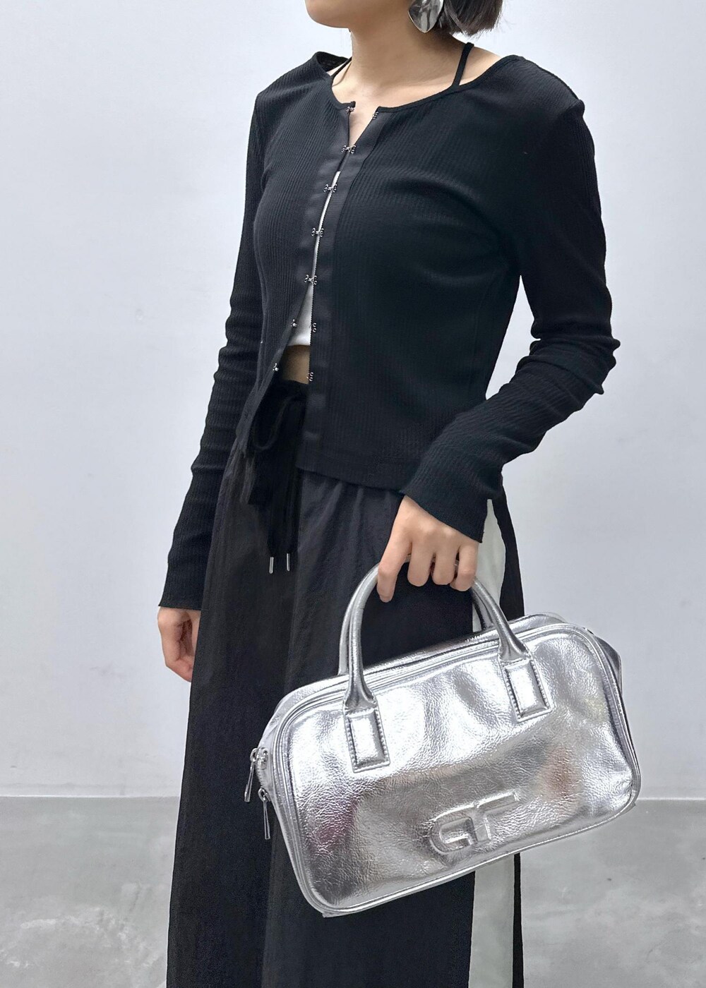 「骨格ストレート、ホワイト、シルバー、ハンドバッグ、ミニ、ブラック、プルオーバー、長袖、カットソー、クルーネック、Vネック、ロング、ワイド、タイトスカート、十分丈」｜「ADAM ET ROPE'の【サステナブル・一部WEB限定カラー・追加】ロゴスクエアボストンバッグ（ボストンバッグ、シルバー系）」を使った、きなさん（レディース・156cm）の夏コーディネートの5枚目の写真