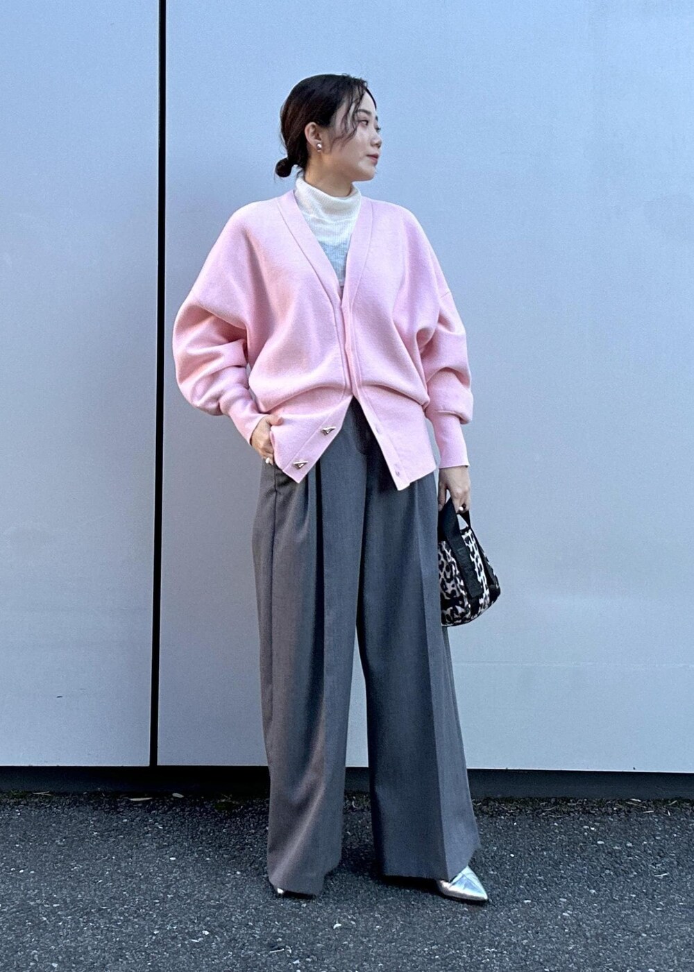 「ピンク、ゴールド、シルバー、レオパード、柄、ワイド、ワイドパンツ、ワイドスラックス、初春コーデ、春コーデ、初秋コーデ、秋コーデ、初冬コーデ、冬コーデ、お仕事コーデ」｜「GANNIの【GANNI for ADAM ET ROPE'】Recycled tech Mini Tote（トートバッグ、ベージュ系）」を使った、きなさん（レディース・156cm）の秋コーディネートの3枚目の写真