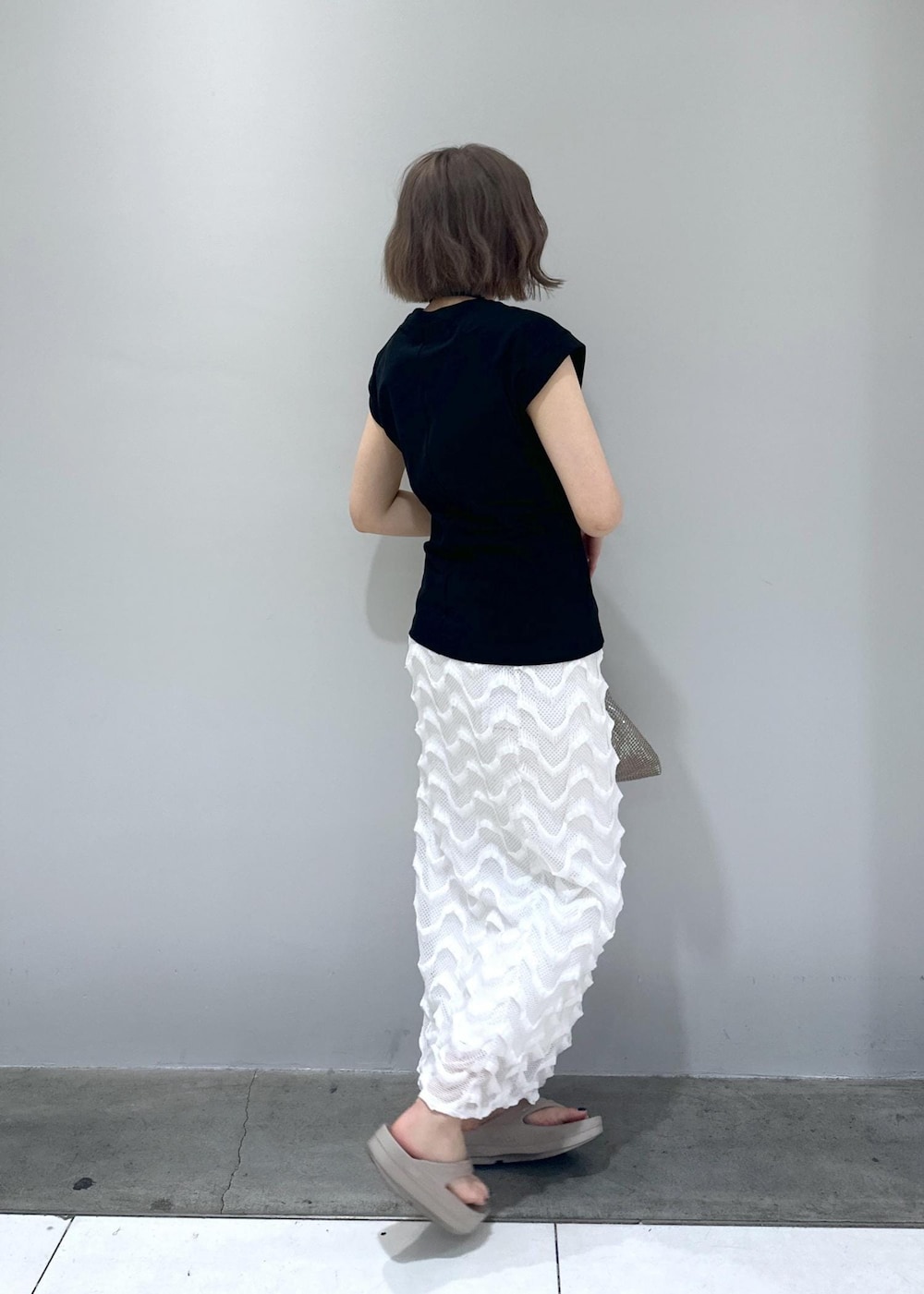 「骨格ストレート、ブルベ冬、ブルベ夏、ブルベコーデ、骨格ストレートコーデ、春夏コーデ、シルバー、ホワイト、スカートコーデ、ノースリーブ、OOFOS、サンダル、厚底、ベージュ、ブラウン」｜「ADAM ET ROPE'のニュアンスオーバルバングル（バングル/リストバンド、シルバー系）」を使った、きなさん（レディース・156cm）の春コーディネートの6枚目の写真