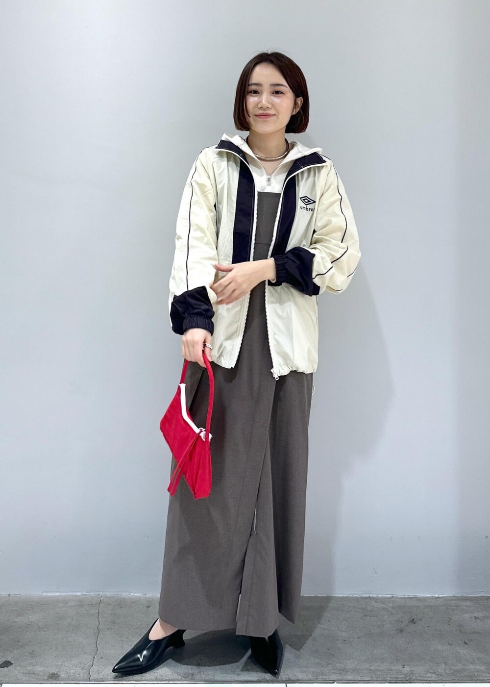 「ベージュ、ホワイト、ブルベ、ブルベ冬、ブルベ夏、ボブヘアー、ボブヘア、ショートヘア、フード、フーディ、パーカー、きれいめ、カジュアル、きれいめカジュアル、ヒール」|「ADAM ET ROPE'のフォルムウェッジパンプス(パンプス、ブラック系)」を使った、きなさん(レディース・156cm)の冬コーディネートの8枚目の写真