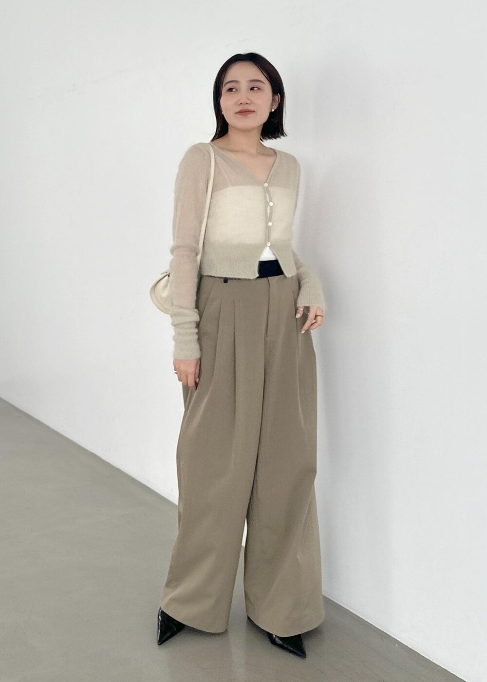 「24aw_style、ホワイト、ミニ、チェーン、チェーンバッグ、ベージュ、プルオーバー、ニット、長袖、カットソー、Vネック、リブ、ラウンドネック、リブニット、アイボリー」|「ADAM ET ROPE'のバンドゥー(チューブトップ、ホワイト系)」を使った、きなさん(レディース・156cm)の夏コーディネートの2枚目の写真