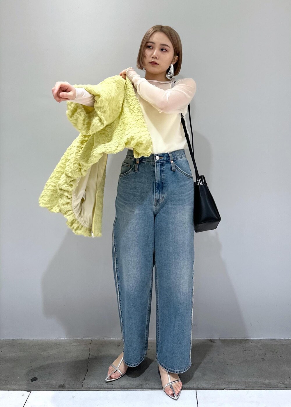 「シルバー、ブラック、イエローブラック、イエロー、オフホワイト、ホワイト、シアー、ジャージ、伸縮、デニム、ジーンズ、フリンジ、カップ付き、カップ付きインナー、カップ付きキャミ」｜「ADAM ET ROPE'の【サステナブル】ニットバージョンベアキャミ（キャミソール、ホワイト系）」を使った、きなさん（レディース・156cm）の春コーディネートの5枚目の写真