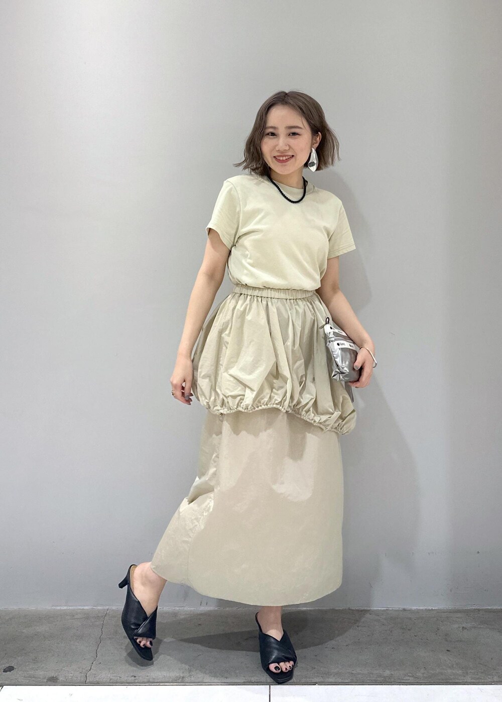 「骨格ストレート、ブルベ、ブルベ冬、ブルベ夏、シルバーバッグ、ベージュ、ワンピースコーデ、サンダルコーデ、サンダル、シルバーアクセサリー、おでかけコーデ、春夏、春夏コーデ、春コーデ、夏コーデ」|「ADAM ET ROPE'のニュアンスオーバルバングル(バングル/リストバンド、シルバー系)」を使った、きなさん(レディース・156cm)の春コーディネートの5枚目の写真