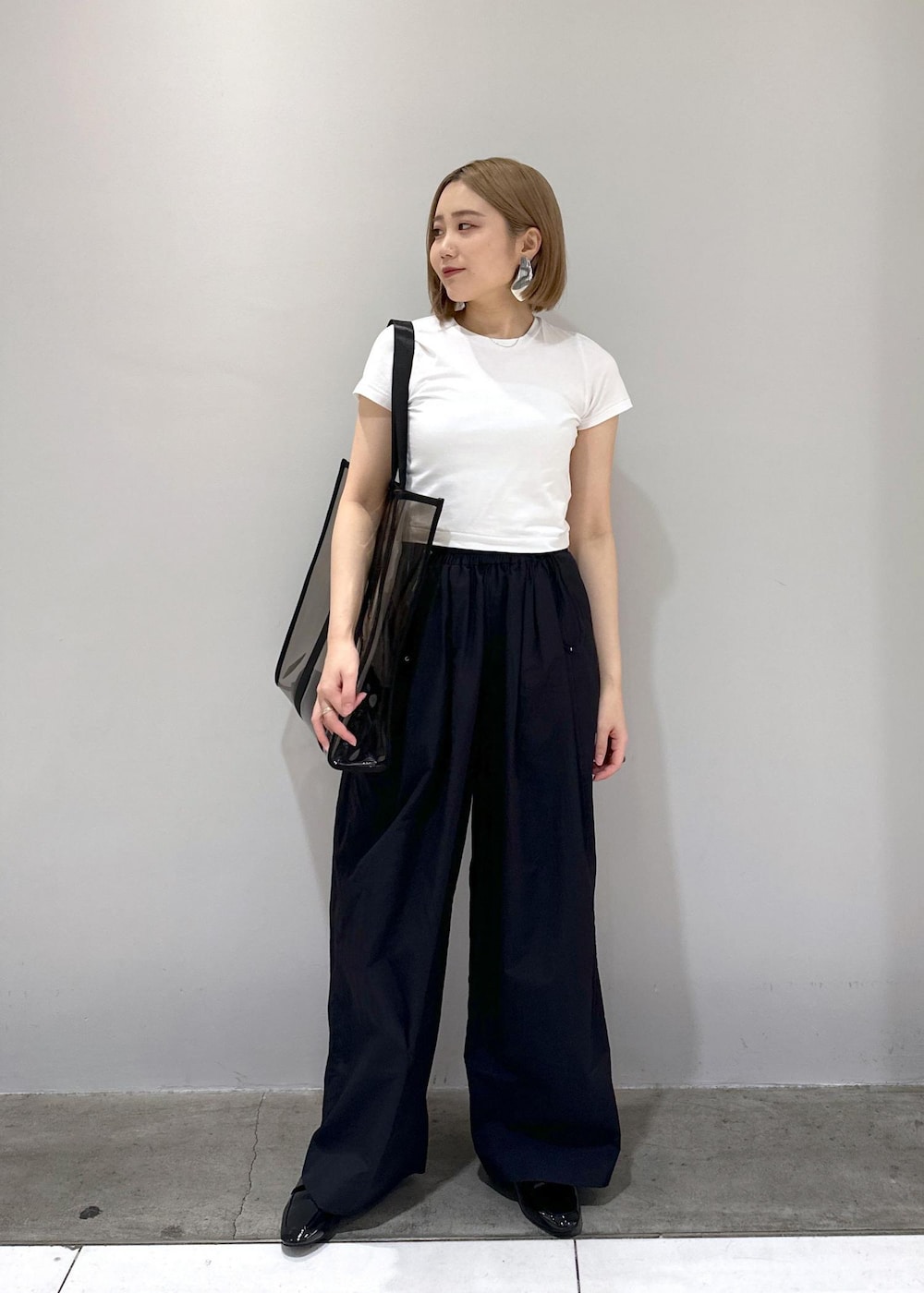 「デザインTOPS、クリアバッグ、ローファー、Tシャツ、Hanes、BIOTOP、晴雨兼用、日傘、雨傘、梅雨、梅雨コーデ、レイン、カラー、撥水、骨格ストレート」｜「ADAM ET ROPE'の【サステナブル・晴雨兼用・男女兼用・U-DAY for ADAM ET ROPE'】[ADMERP] UMBRELLA60 with tote / 折りたたみ傘（折りたたみ傘、ホワイト系）」を使った、きなさん（レディース・156cm）の夏コーディネートの10枚目の写真