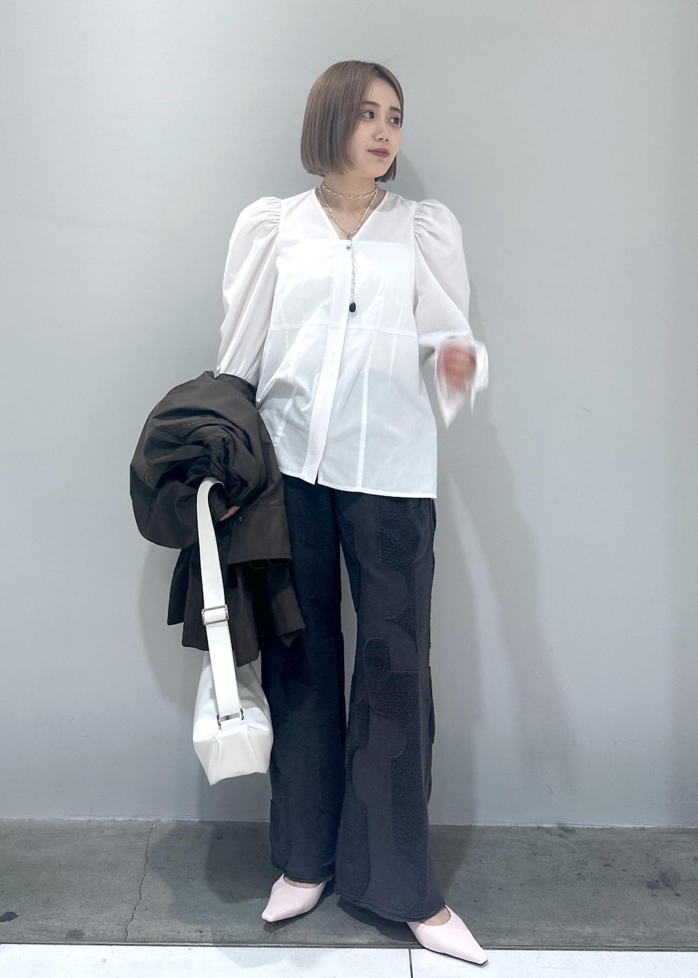 「骨スト、ブルベ、ブルベ夏、ブルベ冬、24SS、24SS春の新作、春の新作、新作、白、白ブラウス、リラックス、リラックスパンツ、ピンク、春カラー、モッズ」|「Sisi Joiaの【Sisi Joia】Belt(ベルト、シルバー系)」を使った、きなさん(レディース・156cm)の春コーディネートの2枚目の写真