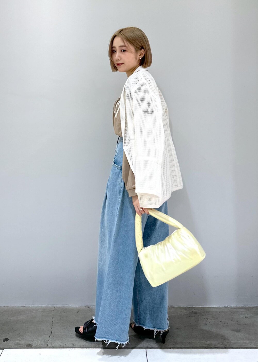 「ワイド、ワイドパンツ、ワイドデニム、骨格ストレート、ブルベ、ブルベ冬、ブルベ夏、ホワイト、ベージュ、ハンドバッグ、フリンジ、ラウンド、ショルダー、ブラウン、プルオーバー」|「ADAM ET ROPE'のツイストパデッドミュール(サンダル、ブラック系)」を使った、きなさん(レディース・156cm)の春コーディネートの9枚目の写真