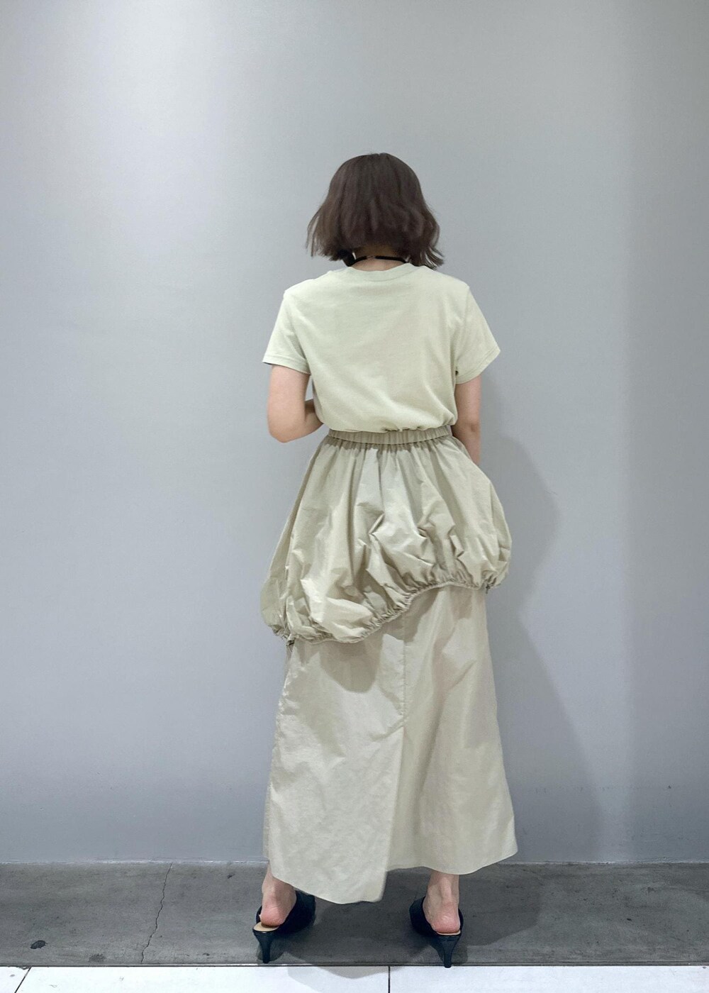 「骨格ストレート、ブルベ、ブルベ冬、ブルベ夏、シルバーバッグ、ベージュ、ワンピースコーデ、サンダルコーデ、サンダル、シルバーアクセサリー、おでかけコーデ、春夏、春夏コーデ、春コーデ、夏コーデ」|「ADAM ET ROPE'のニュアンスオーバルバングル(バングル/リストバンド、シルバー系)」を使った、きなさん(レディース・156cm)の春コーディネートの8枚目の写真