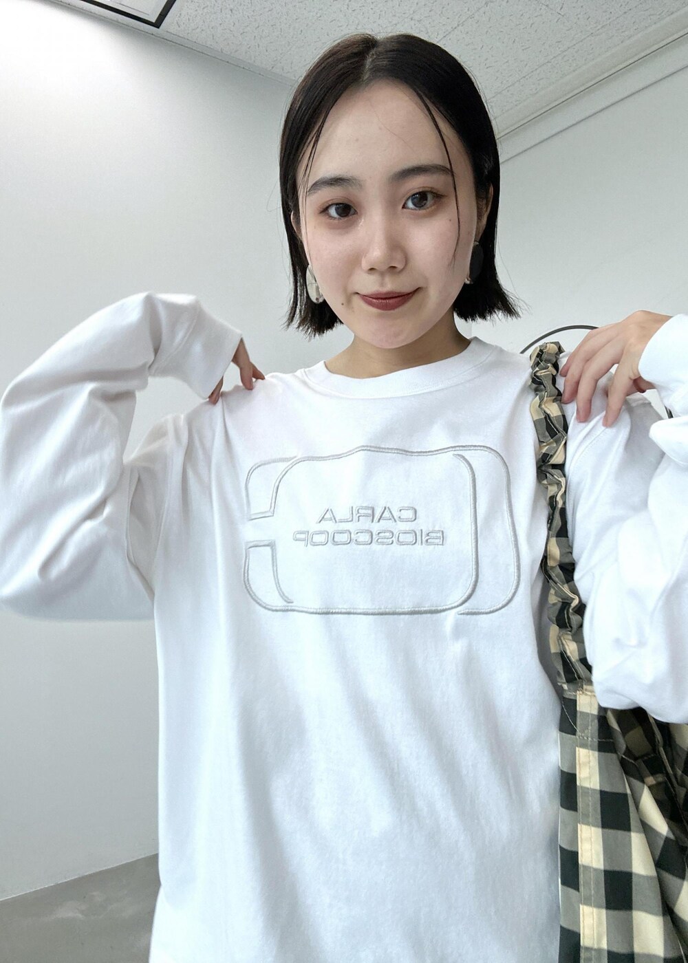「レイヤードスタイル、シルバーアクセサリー、ロングブーツ、ロゴT、ロンT、アウター、秋アウター、初秋コーデ、秋コーデ、初冬コーデ、デートコーデ、お出かけコーデ、女子会コーデ、モード、大人カジュアル」｜「Championの【Champion for ADAM ET ROPE'】別注LOGO L/S  T-SHIRT（Tシャツ/カットソー、ホワイト系）」を使った、きなさん（レディース・156cm）の秋コーディネートの7枚目の写真