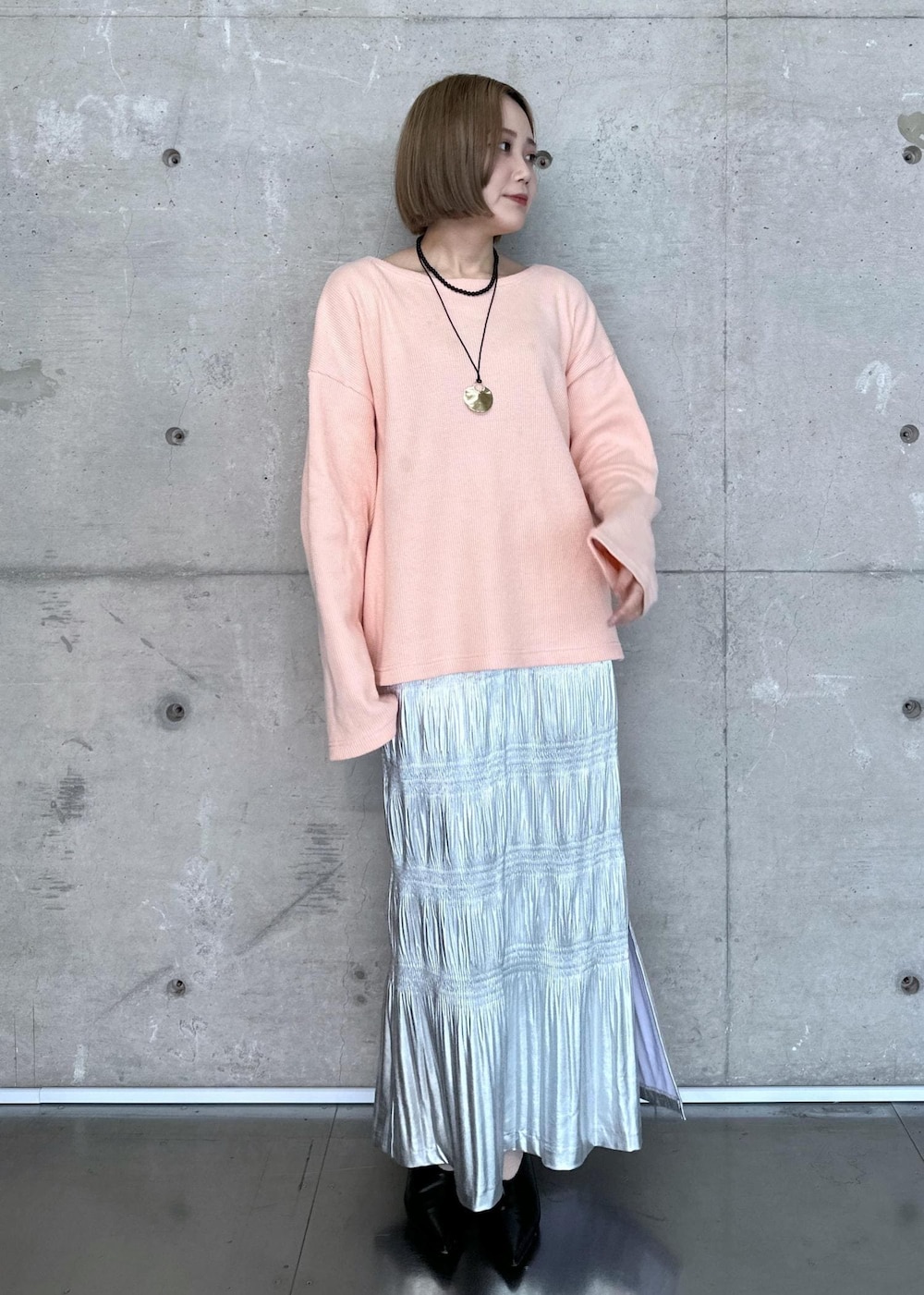 「骨格ストレート、ブルベ、ブルベ冬、ブルベ夏、レイヤード、シャーリング、プリーツ、プリーツスカート、miller、別注、シルバー、スカート、ピンク、コーラルピンク、ブラック」｜「MILLERの【Miller for ADAM ET ROPE'】別注WAFFLE L/S TEE（Tシャツ/カットソー、ピンク系）」を使った、きなさん（レディース・156cm）の春コーディネートの2枚目の写真