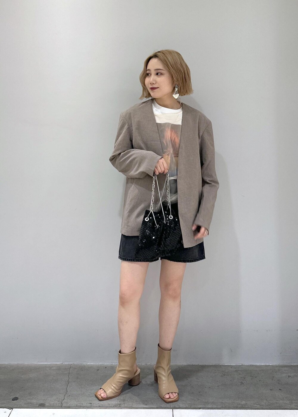 「Tシャツコーデ、ブーツサンダル、イヤリング、チュール、シアー、シアーコーデ、骨格ストレート、ブルベ、ブルベ冬、ブルベ夏、ショートパンツ、バッグ、ショルダーバッグ、メタルバッグ、ブラック」|「ADAM ET ROPE'の【逸品・サステナブル】チュールプルオーバー(Tシャツ/カットソー、ホワイト系)」を使った、きなさん(レディース・156cm)の春コーディネートの5枚目の写真