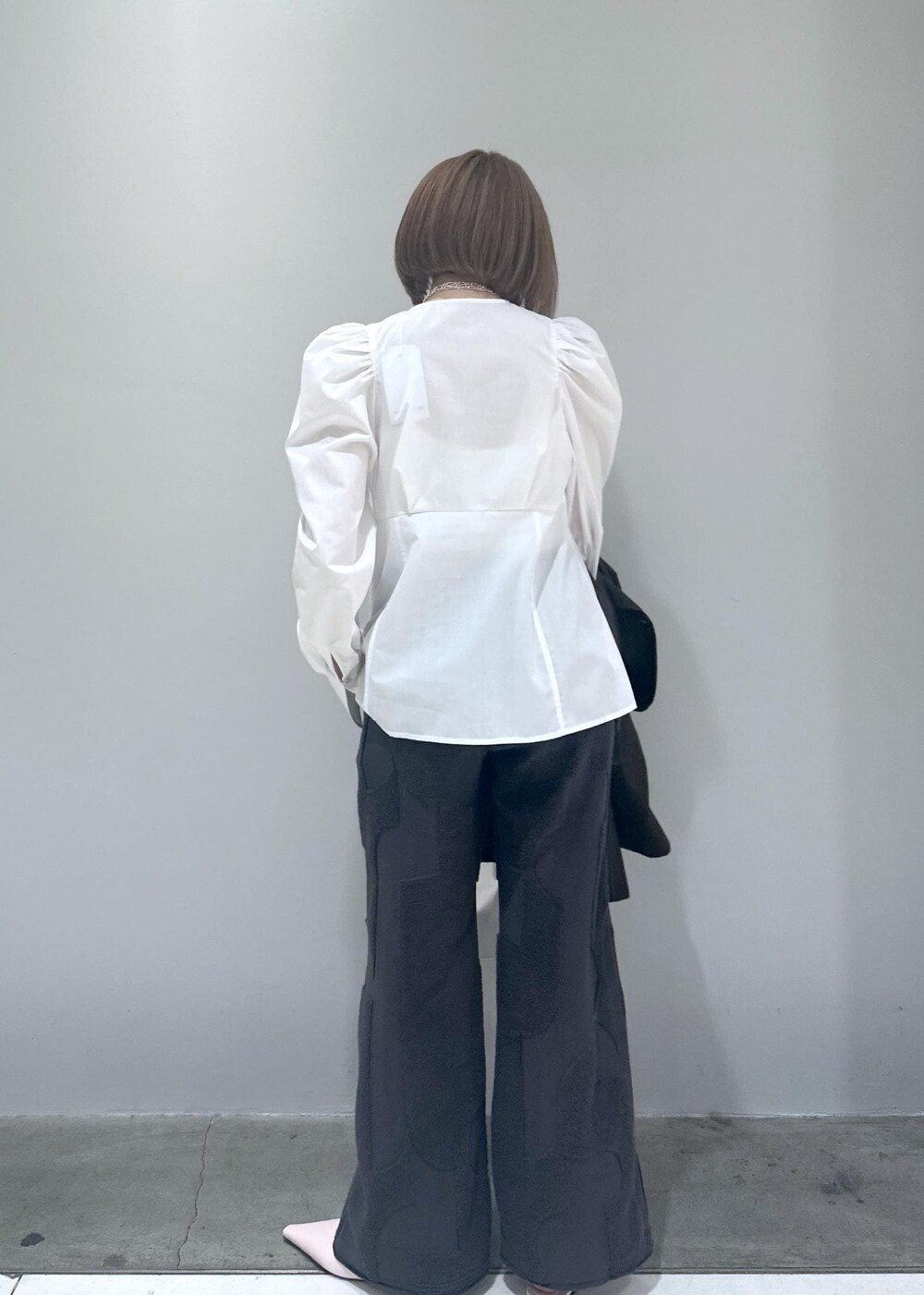 「骨スト、ブルベ、ブルベ夏、ブルベ冬、24SS、24SS春の新作、春の新作、新作、白、白ブラウス、リラックス、リラックスパンツ、ピンク、春カラー、モッズ」|「Sisi Joiaの【Sisi Joia】Belt(ベルト、シルバー系)」を使った、きなさん(レディース・156cm)の春コーディネートの4枚目の写真