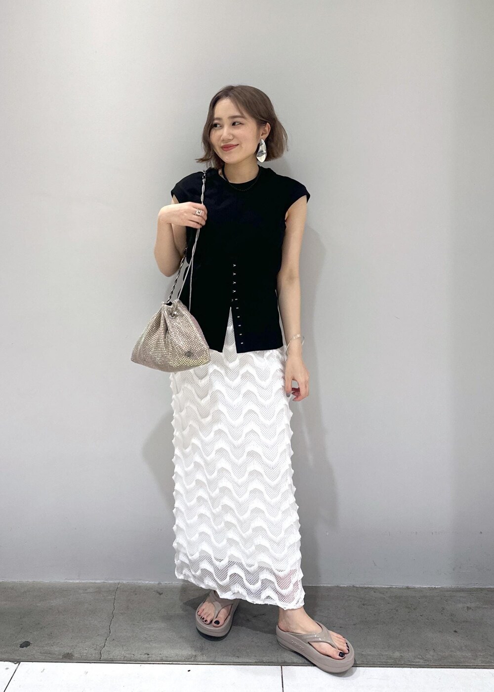 「骨格ストレート、ブルベ冬、ブルベ夏、ブルベコーデ、骨格ストレートコーデ、春夏コーデ、シルバー、ホワイト、スカートコーデ、ノースリーブ、OOFOS、サンダル、厚底、ベージュ、ブラウン」｜「ADAM ET ROPE'のニュアンスオーバルバングル（バングル/リストバンド、シルバー系）」を使った、きなさん（レディース・156cm）の春コーディネートの2枚目の写真