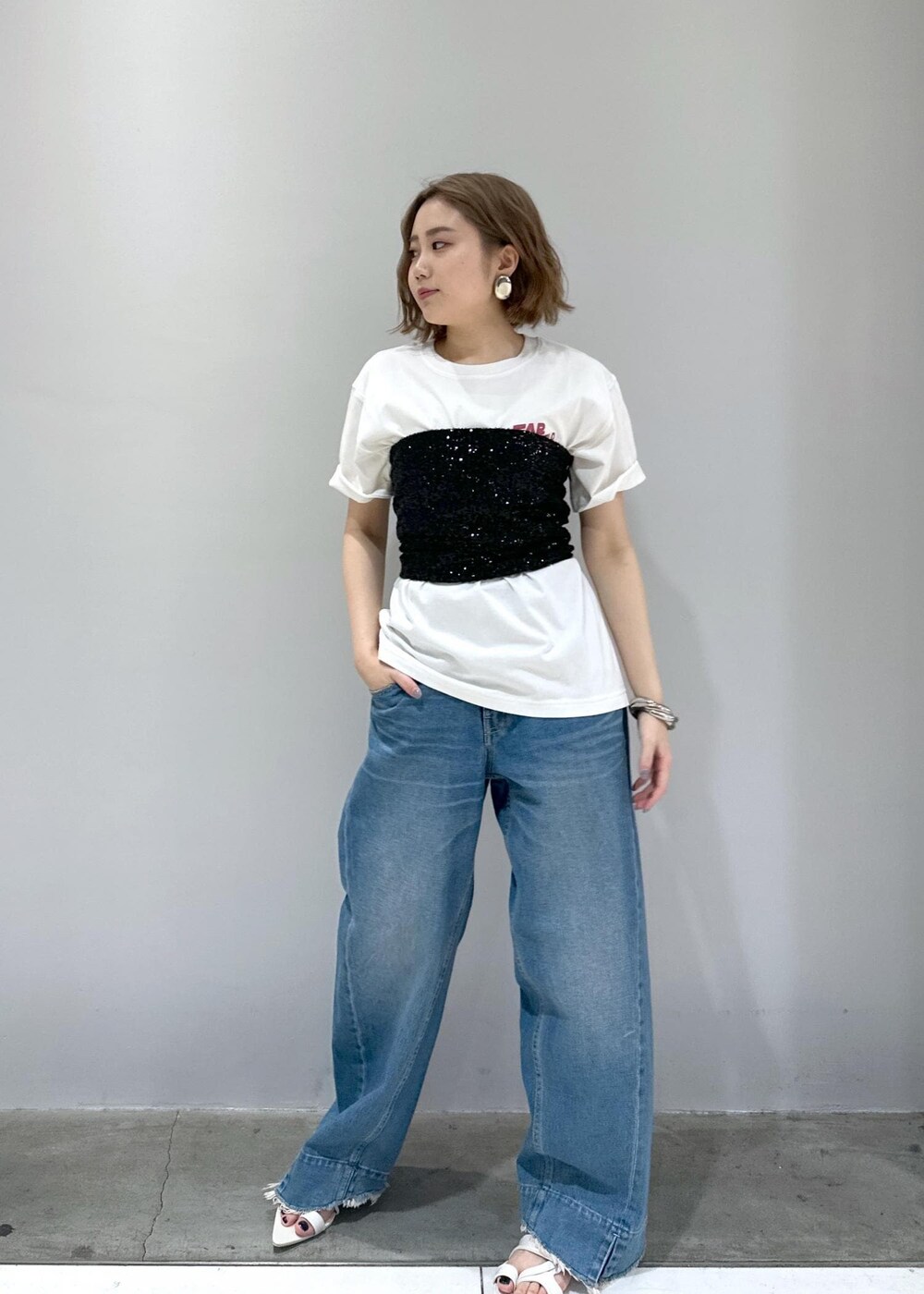 「ブルベ、ブルベ冬、ブルベ夏、春夏コーデ、レザー、サンダルコーデ、Tシャツコーデ、ビスチェ、スパンコール、シルバーアクセサリー、デニムコーデ、ブラック、ホワイト、プルオーバー、長袖」｜「blossomの【BLOSSOM for ADAM ET ROPE'】別注スパンコールビスチェ（チューブトップ、ブラック系）」を使った、きなさん（レディース・156cm）の春コーディネートの5枚目の写真