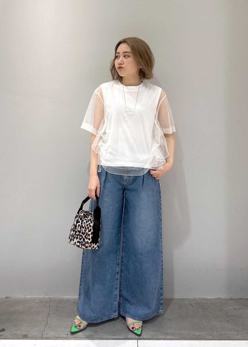 「骨格ストレート、ブルベ、ブルベ冬、ブルベ夏、チュール、シアー、シアーコーデ、GANNI、バッグ、デニムコーデ、サンダルコーデ、デニム」|「NEEDBY heritageの【NEEDBY for ADAM ET ROPE'】別注WIDE DENIM(デニムパンツ、ブルー系)」を使った、きなさん(レディース・156cm)の春コーディネートの7枚目の写真