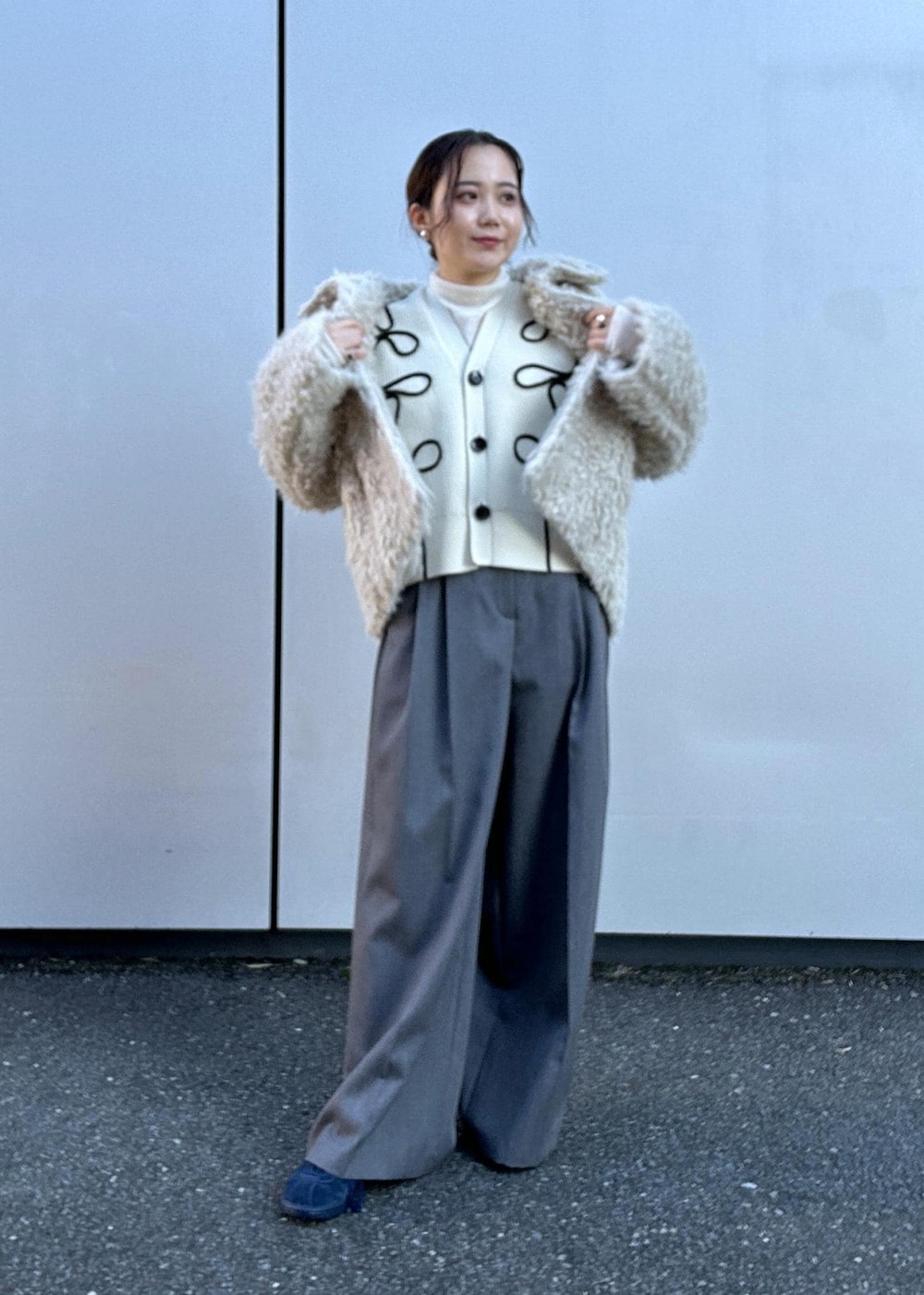 「ボア、フェイク、ライン、ラインニット、ラインニットカーディガン、タートルネック、タートルネックニット、ニット、ハイネック、スタンドカラー、スラックス、調整可能、サイズ、サイズ調整可能、初秋コーデ」｜「ADAM ET ROPE'の【サステナブル・洗える】ラインニットカーディガン（カーディガン/ボレロ、ホワイト系）」を使った、きなさん（レディース・156cm）の秋コーディネートの4枚目の写真