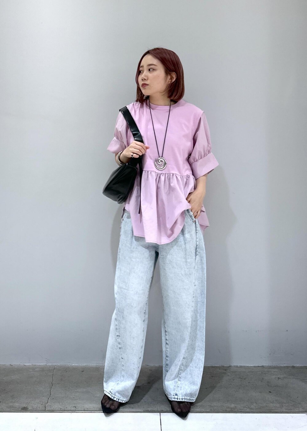 「Tシャツコーデ、デニムコーデ、メッシュ、メッシュパンプス、メリージェーン、メリージェーンパンプス、デザインTOPS、夏の快適ボトム、梅雨コーデ、梅雨、knowhow jewelry、ben amun、ブラウス、ADAM ET ROPÉ、FEMME」｜「ADAM ET ROPE'の【サステナブル】ムスビショルダーバッグ（ショルダーバッグ、ブラック系）」を使った、きなさん（レディース・156cm）の夏コーディネートの2枚目の写真