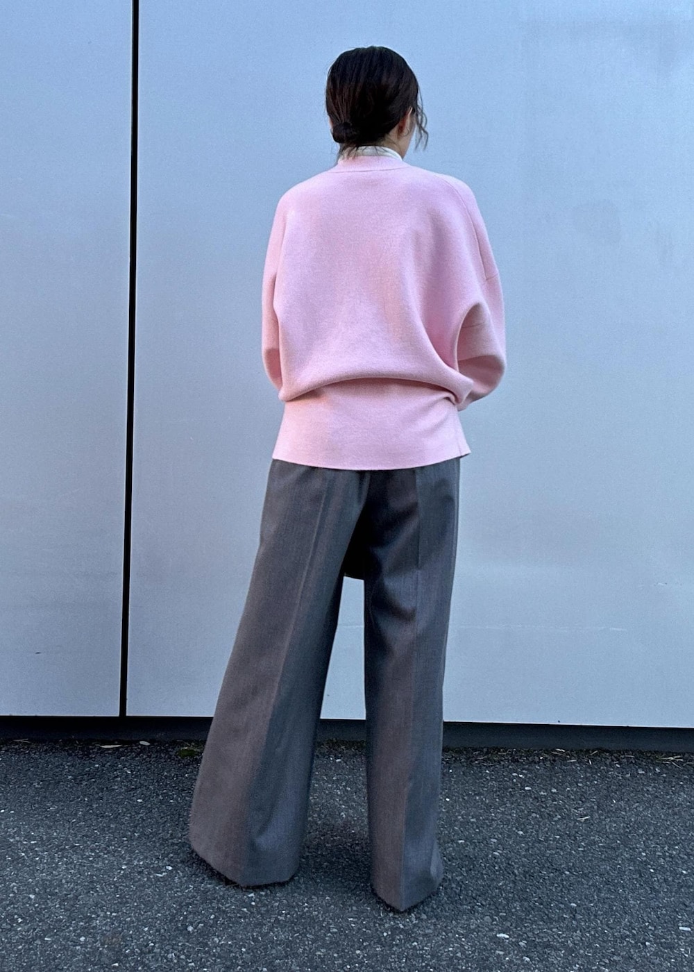 「ピンク、ゴールド、シルバー、レオパード、柄、ワイド、ワイドパンツ、ワイドスラックス、初春コーデ、春コーデ、初秋コーデ、秋コーデ、初冬コーデ、冬コーデ、お仕事コーデ」｜「GANNIの【GANNI for ADAM ET ROPE'】Recycled tech Mini Tote（トートバッグ、ベージュ系）」を使った、きなさん（レディース・156cm）の秋コーディネートの5枚目の写真