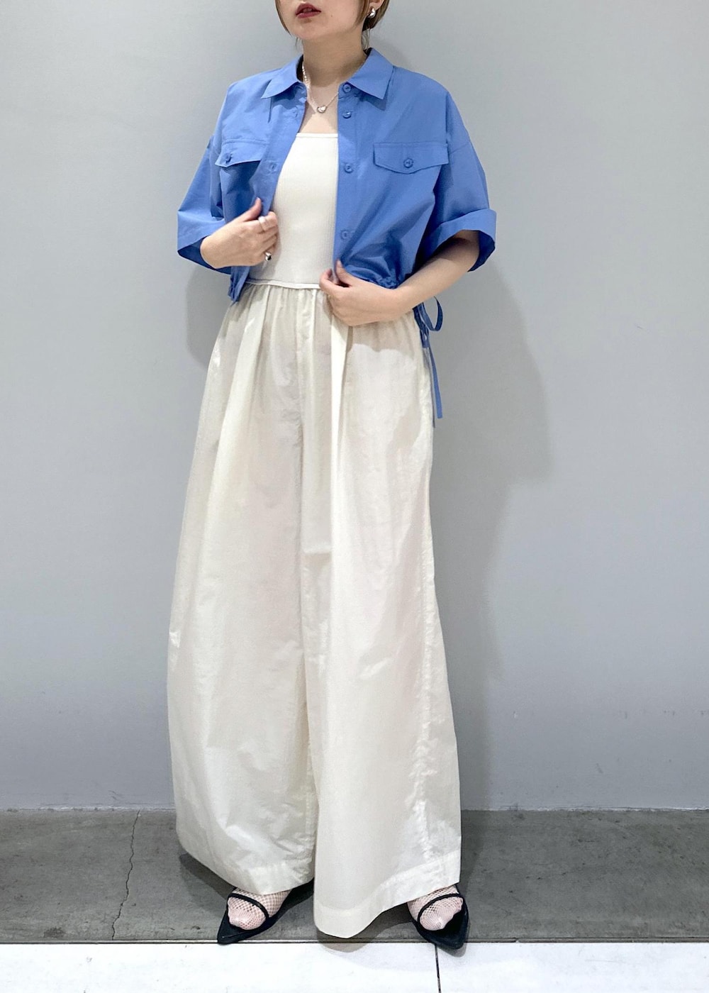 「骨格ストレート、ブルベ、ブルベ冬、ブルベ夏、梅雨、梅雨コーデ、撥水、タフタ、ロンパース、オールインワン、キャミ、キャミソール、シルバーアクセサリー、シルバー、ハート」｜「ADAM ET ROPE'のナローフラットサンダル（サンダル、ブラック系）」を使った、きなさん（レディース・156cm）の夏コーディネートの4枚目の写真