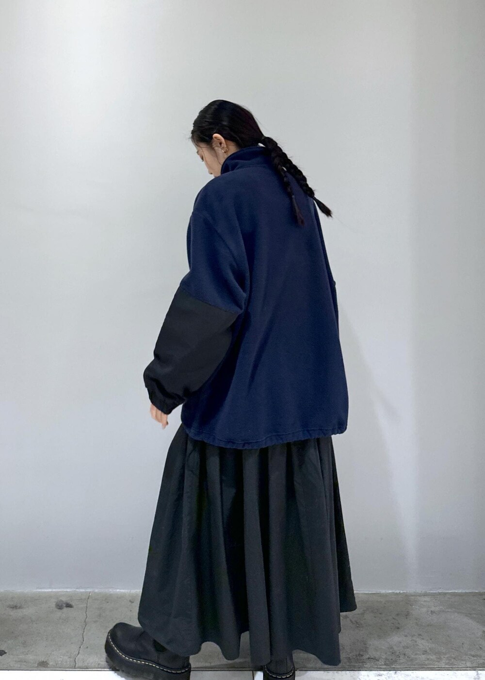 「サイドゴア、Dr.Martens、ドクターマーチン、ドクター、マーチン、ホワイト、グレー、ショルダーバッグ、ハンドバッグ、巾着、バケツバッグ、ブラック、ニット、長袖、ネイビー」｜「ADAM ET ROPE'の【サステナブル・2WAY】ロゴボストンバッグ（ボストンバッグ、シルバー系）」を使った、きなさん（レディース・156cm）の冬コーディネートの7枚目の写真