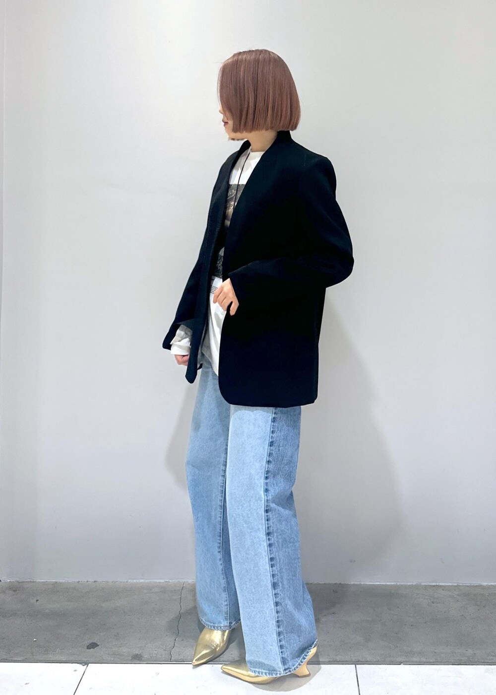 「骨格ストレート、ブルベ、ブルベふゆ、ブルベ冬、ブルベ夏、ジャケット、ジャケットコーデ、ロンT、フォト、フォトT、ロゴT、デニム、デニムコーデ、ストレート、ストレートデニム」｜「NEEDBY heritageの【NEEDBY for ADAM ET ROPE'】別注 WIDE STRAIGHT（デニムパンツ、ブルー系）」を使った、きなさん（レディース・156cm）の冬コーディネートの4枚目の写真