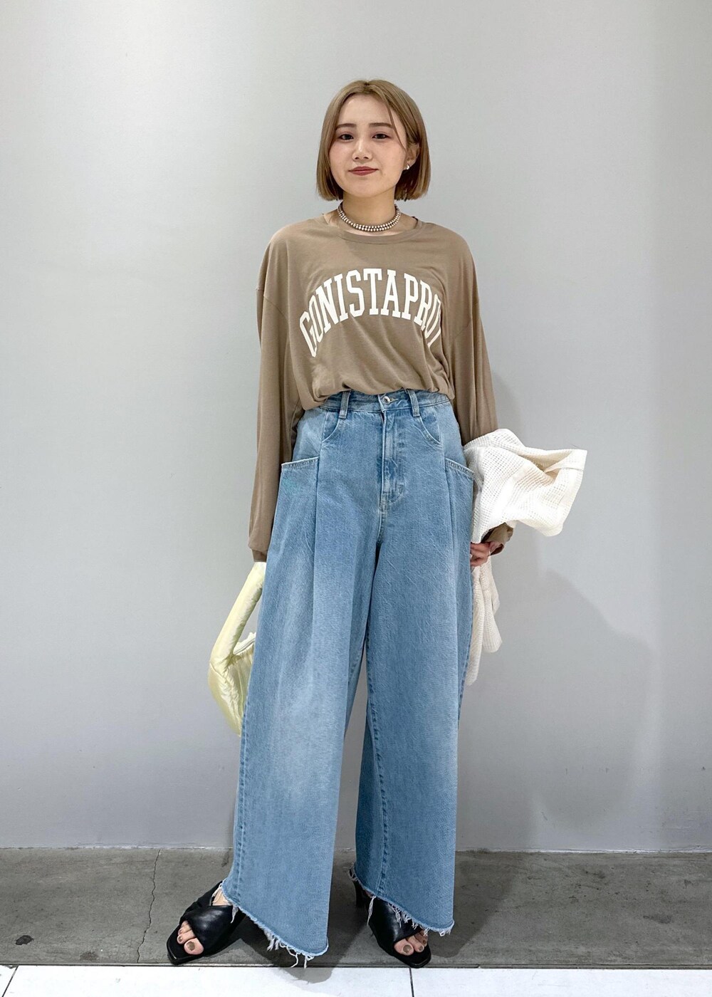 「ワイド、ワイドパンツ、ワイドデニム、骨格ストレート、ブルベ、ブルベ冬、ブルベ夏、ホワイト、ベージュ、ハンドバッグ、フリンジ、ラウンド、ショルダー、ブラウン、プルオーバー」|「ADAM ET ROPE'のツイストパデッドミュール(サンダル、ブラック系)」を使った、きなさん(レディース・156cm)の春コーディネートの2枚目の写真