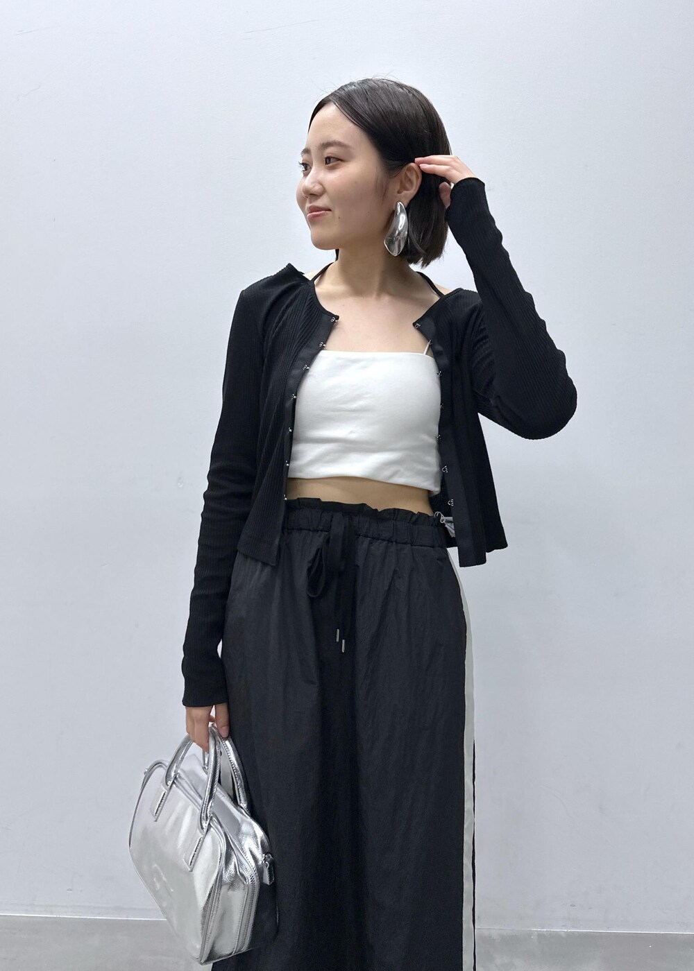 「骨格ストレート、ホワイト、シルバー、ハンドバッグ、ミニ、ブラック、プルオーバー、長袖、カットソー、クルーネック、Vネック、ロング、ワイド、タイトスカート、十分丈」｜「ADAM ET ROPE'の【サステナブル・一部WEB限定カラー・追加】ロゴスクエアボストンバッグ（ボストンバッグ、シルバー系）」を使った、きなさん（レディース・156cm）の夏コーディネートの9枚目の写真