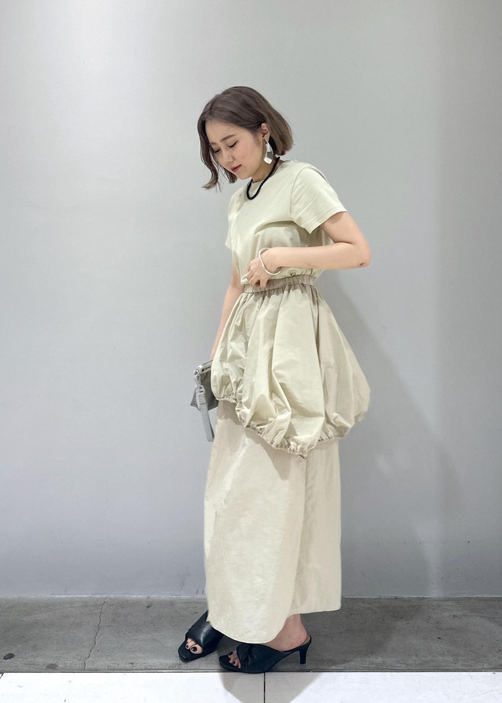 「骨格ストレート、ブルベ、ブルベ冬、ブルベ夏、シルバーバッグ、ベージュ、ワンピースコーデ、サンダルコーデ、サンダル、シルバーアクセサリー、おでかけコーデ、春夏、春夏コーデ、春コーデ、夏コーデ」|「ADAM ET ROPE'のニュアンスオーバルバングル(バングル/リストバンド、シルバー系)」を使った、きなさん(レディース・156cm)の春コーディネートの7枚目の写真