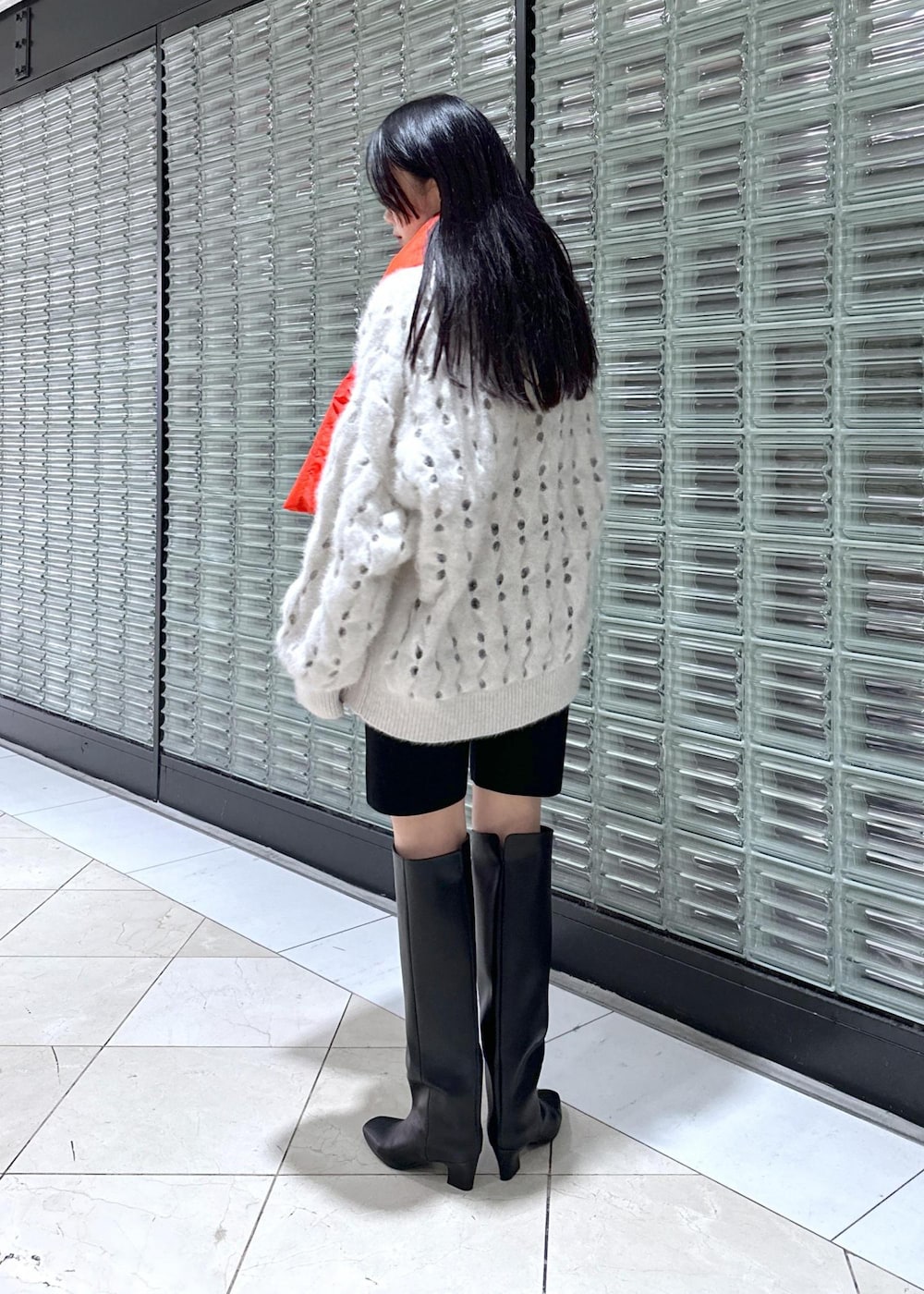「SNaPMeAward23w、フェイク、フェイクボア、フェイクレザー、コート、ロングコート、ロングブーツ、ハーフパンツ、ニット、デート、デートコーデ、ADAM ET ROPÉ、FEMME、SDGs、サステナブル」｜「ADAM ET ROPE'の【LES BIJOUX】ニュアンスプレートピアス（ピアス（両耳用）、ゴールド系）」を使った、きなさん（レディース・156cm）の冬コーディネートの9枚目の写真