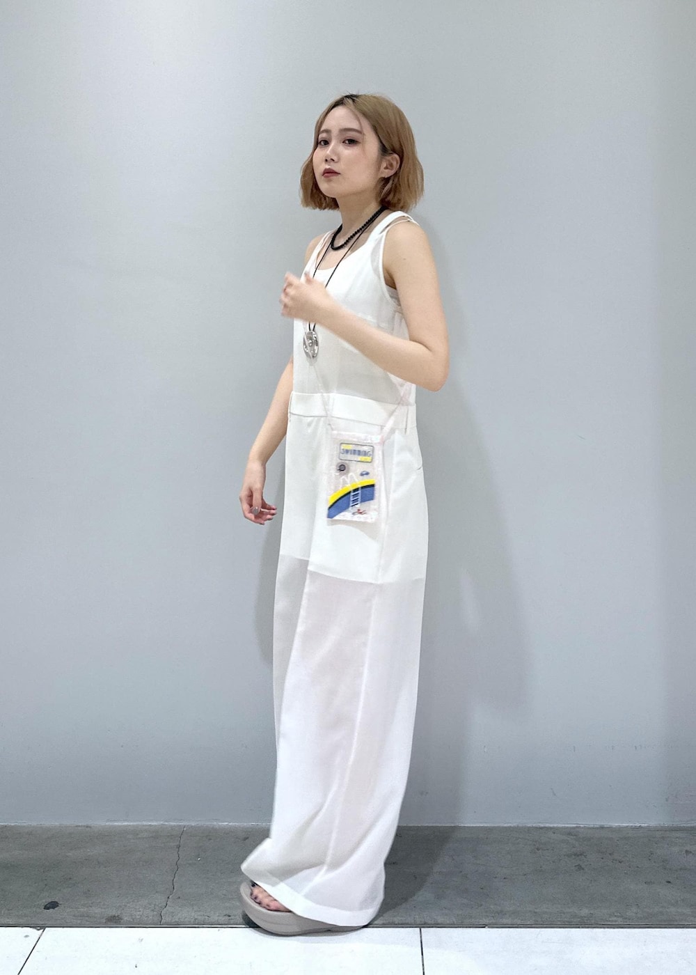 「骨格ストレート、ブルベ、ブルベ冬、夏、ベスト、シルバー、イヤリング、OOFOS、ベストコーデ、ロンパース、オールインワンコーデ、ロンパースコーデ、ブラック、グレー、ショルダーバッグ」|「ADAM ET ROPE'の【サステナブル・洗える】ペーパーヤーンミックスニットベスト(ベスト、イエロー系)」を使った、きなさん(レディース・156cm)の春コーディネートの8枚目の写真