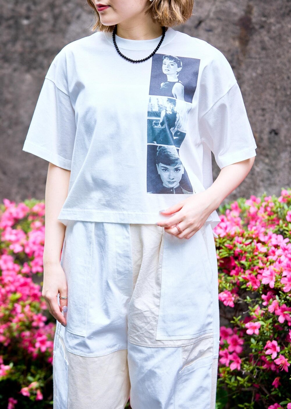 「audrey、audreyhepburn、audrey hepburn、audrey hepburn collection by jun、special2024、Tシャツコーデ、サンダルコーデ、ミュール、ヒール、ゴールド、フォト、フォトT、クロップド、クロップドT、ブルベ冬」｜「ADAM ET ROPE'のウエッジヒールストラップミュール（パンプス、ゴールド系）」を使った、きなさん（レディース・156cm）の夏コーディネートの8枚目の写真