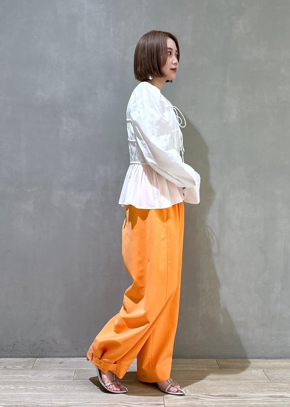 「骨格ストレート、ブルベ、ブルベ冬、ブルベ夏、オレンジ、パンツ、カラーパンツ、ワイド、コクーン、バルーン、2WAY、マルチウェイ、ブラウス、リボン、ギャザー」|「ADAM ET ROPE'の【サステナブル】ナロークロスストラップサンダル(サンダル、シルバー系)」を使った、きなさん(レディース・156cm)の冬コーディネートの3枚目の写真