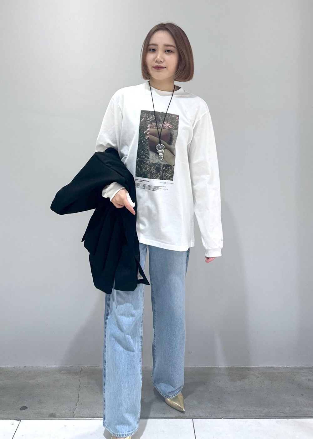 「骨格ストレート、ブルベ、ブルベふゆ、ブルベ冬、ブルベ夏、ジャケット、ジャケットコーデ、ロンT、フォト、フォトT、ロゴT、デニム、デニムコーデ、ストレート、ストレートデニム」｜「NEEDBY heritageの【NEEDBY for ADAM ET ROPE'】別注 WIDE STRAIGHT（デニムパンツ、ブルー系）」を使った、きなさん（レディース・156cm）の冬コーディネートの6枚目の写真