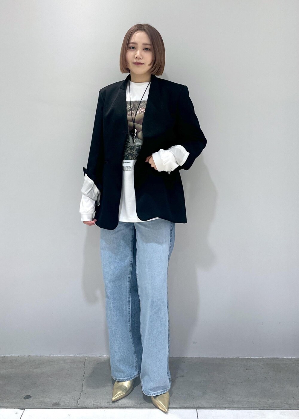 「骨格ストレート、ブルベ、ブルベふゆ、ブルベ冬、ブルベ夏、ジャケット、ジャケットコーデ、ロンT、フォト、フォトT、ロゴT、デニム、デニムコーデ、ストレート、ストレートデニム」｜「NEEDBY heritageの【NEEDBY for ADAM ET ROPE'】別注 WIDE STRAIGHT（デニムパンツ、ブルー系）」を使った、きなさん（レディース・156cm）の冬コーディネートの3枚目の写真
