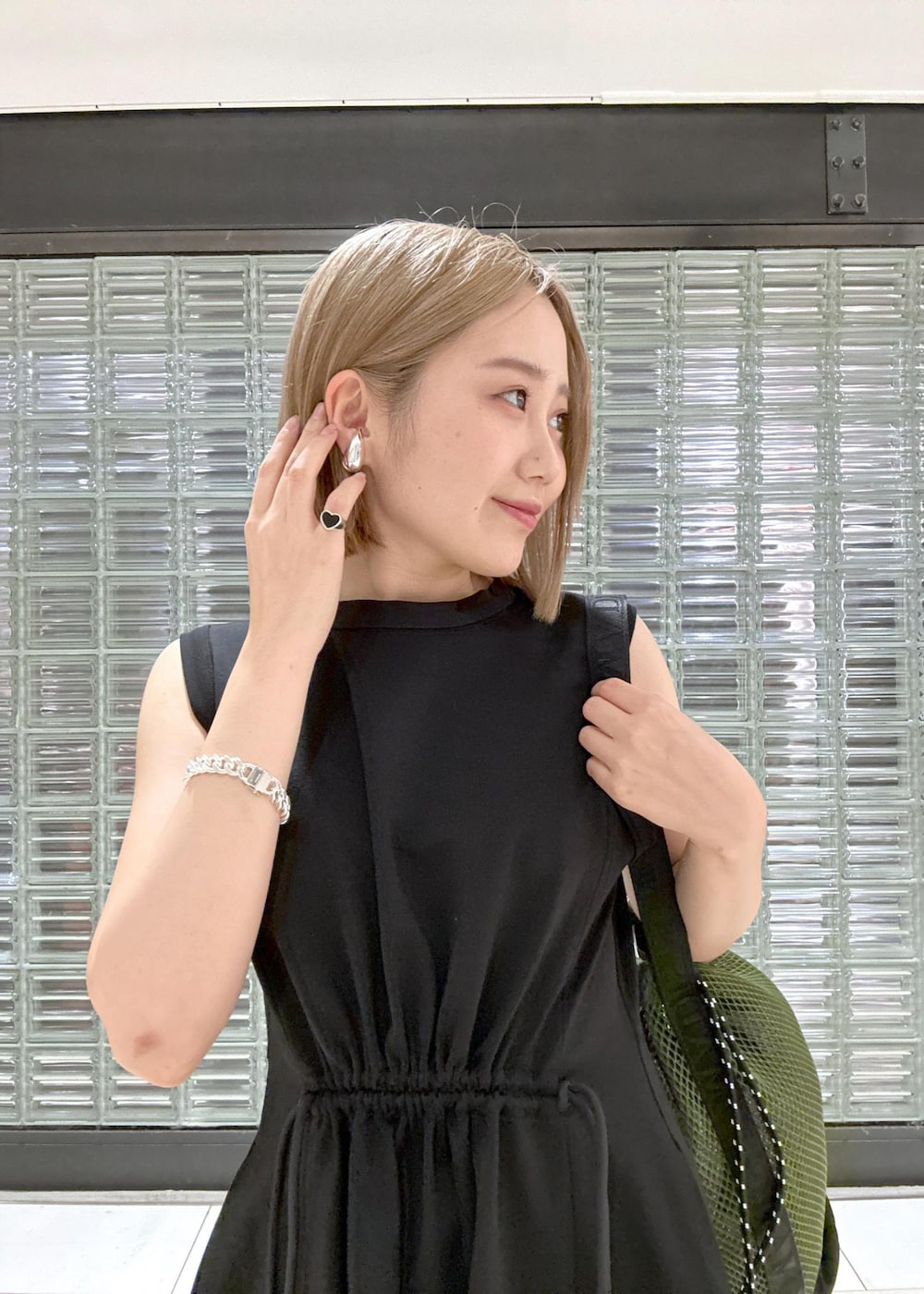 「SAMBA、adidas、ワンピース、梅雨、梅雨コーデ、晴雨兼用、レイン、スニーカー、スニーカーコーデ、メッシュバッグ、ショルダーバッグ、シルバー、アクセサリー、knowhow、knowhow jewelry」｜「NOMADISの【NOMADIS(ノマディス)】VELO MESH（ショルダーバッグ、グリーン系）」を使った、きなさん（レディース・156cm）の夏コーディネートの6枚目の写真