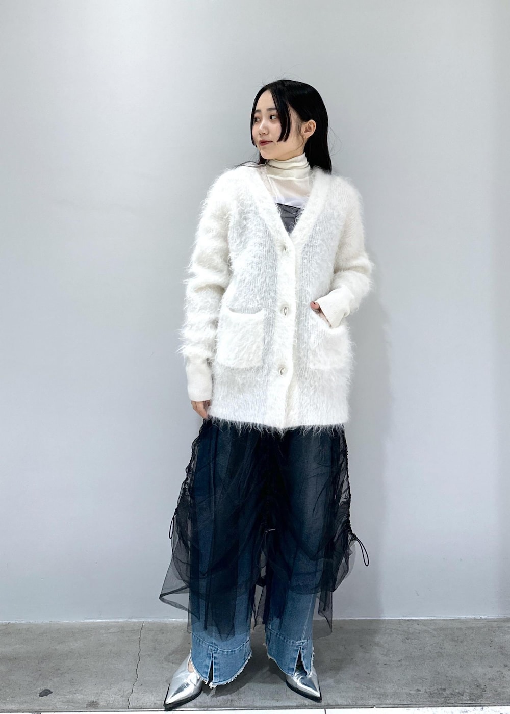 「24SS、24SS春の新作、春の新作、新作、モヘヤ、チュール、シアー、シアードレス、シアーワンピース、長さ調整可能、デニム、デニムコーデ、SNaPMeAward23w、ADAM ET ROPÉ、FEMME」|「ADAM ET ROPE'のモヘヤカーディガン(カーディガン/ボレロ、ホワイト系)」を使った、きなさん(レディース・156cm)の冬コーディネートの7枚目の写真